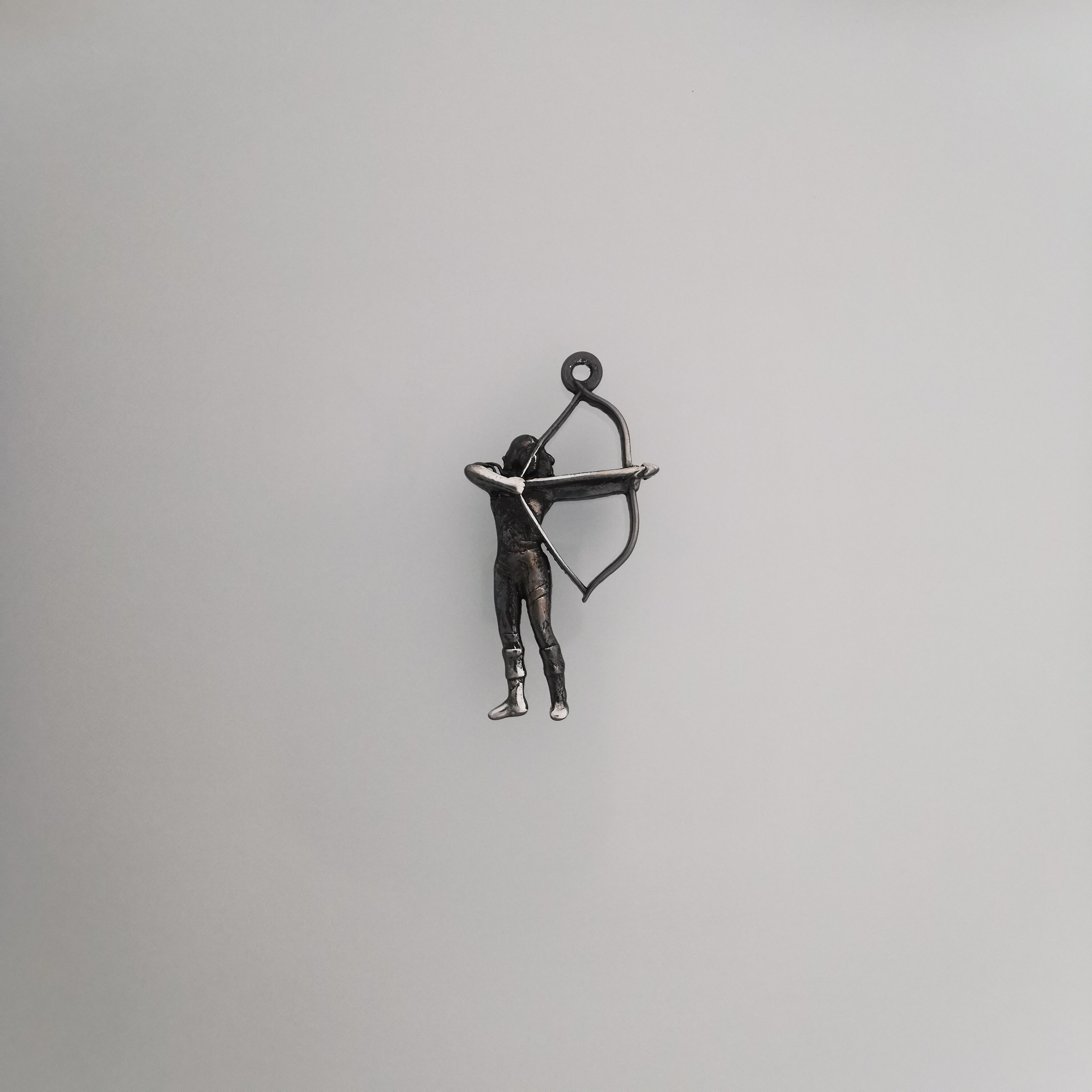 Стрелба с лък – Дамски спортен медальон от сребро 925 с позлатено покритие – Ръчно изработено спортно бижу – Идеален подарък за жена, фенка на стрелбата с лък – SSJ