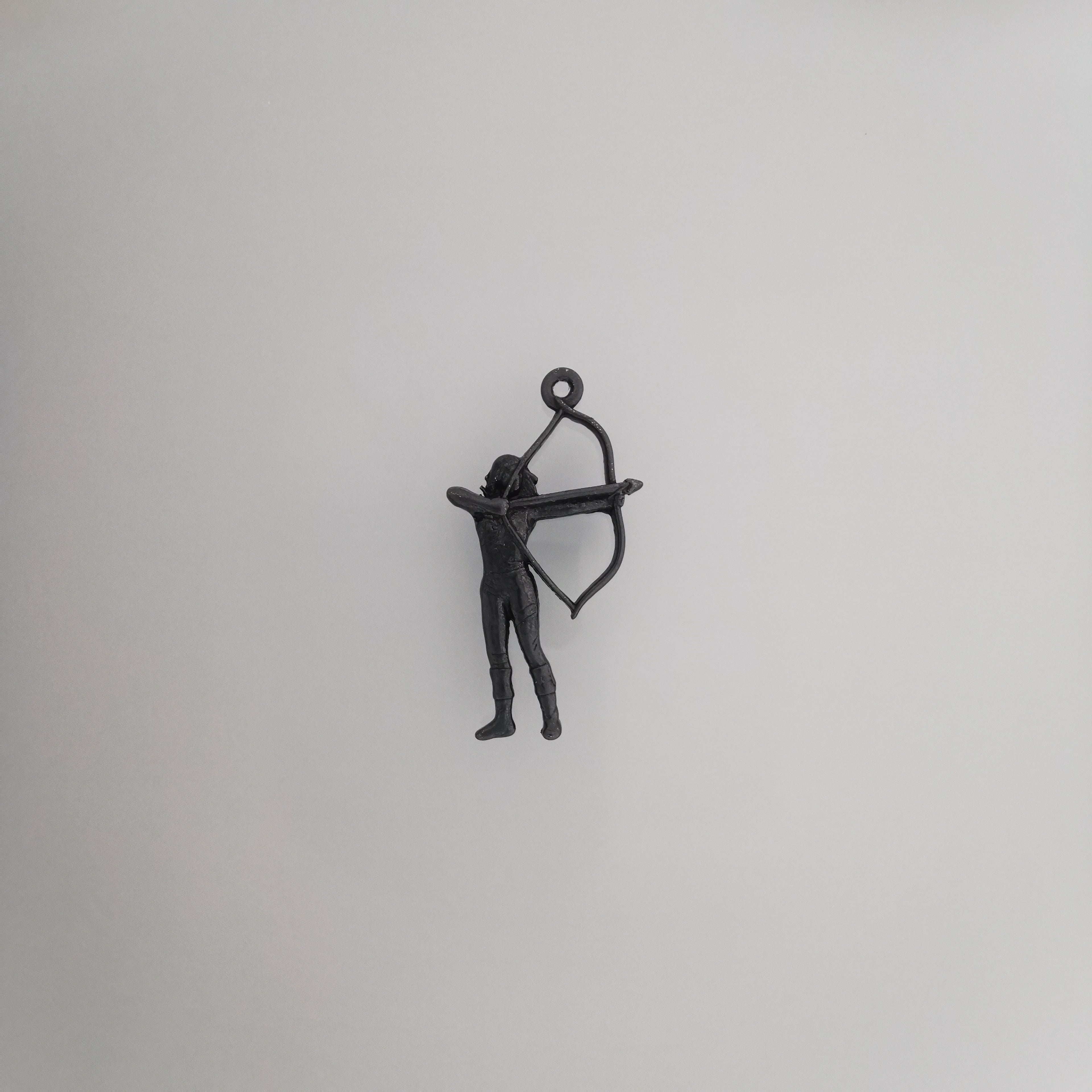 Стрелба с лък – Дамски спортен медальон от сребро 925 с винтидж покритие – Ръчно изработено спортно бижу – Идеален подарък за жена, фенка на стрелбата с лък – SSJ