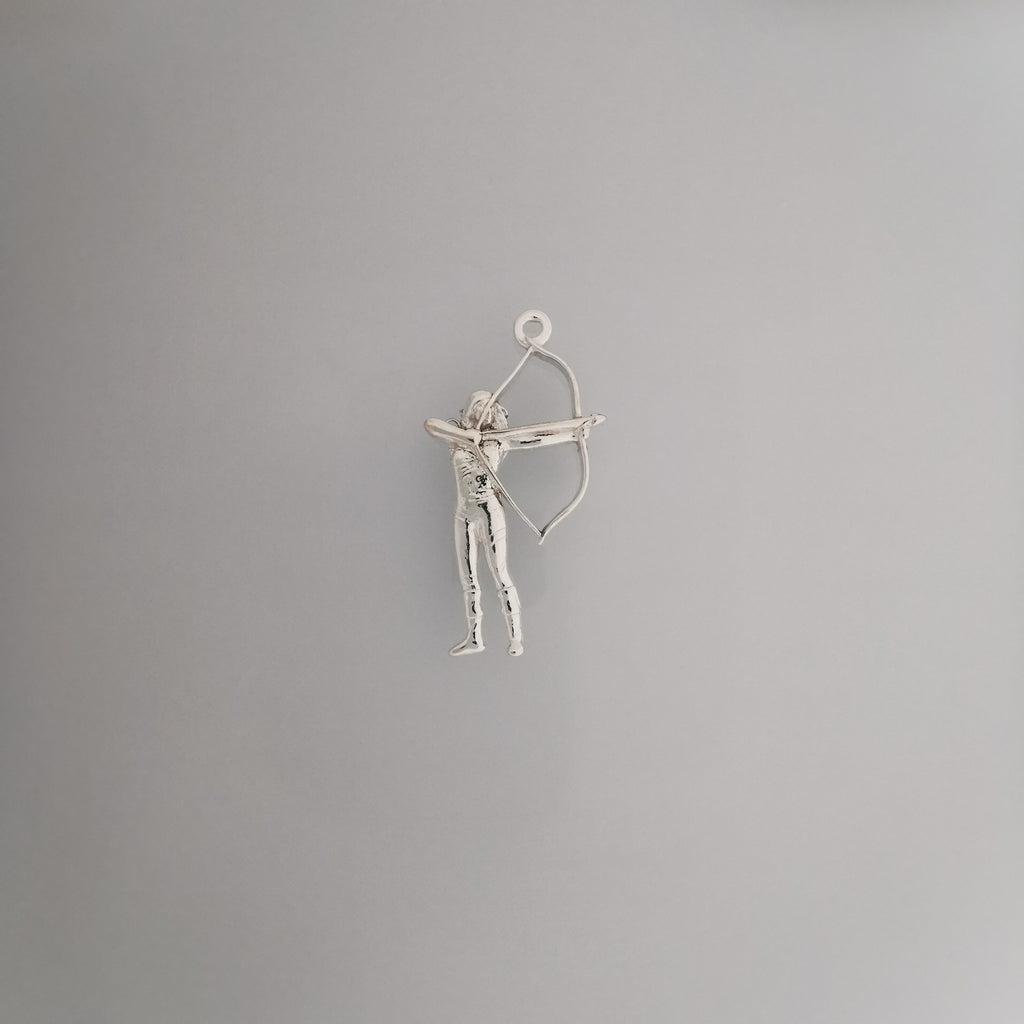 Стрелба с лък – Дамски спортен медальон от сребро 925 в класическо сребро – Ръчно изработено спортно бижу – Идеален подарък за жена, фенка на стрелбата с лък – SSJ