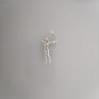 Стрелба с лък – Дамски спортен медальон от сребро 925 в класическо сребро – Ръчно изработено спортно бижу – Идеален подарък за жена, фенка на стрелбата с лък – SSJ