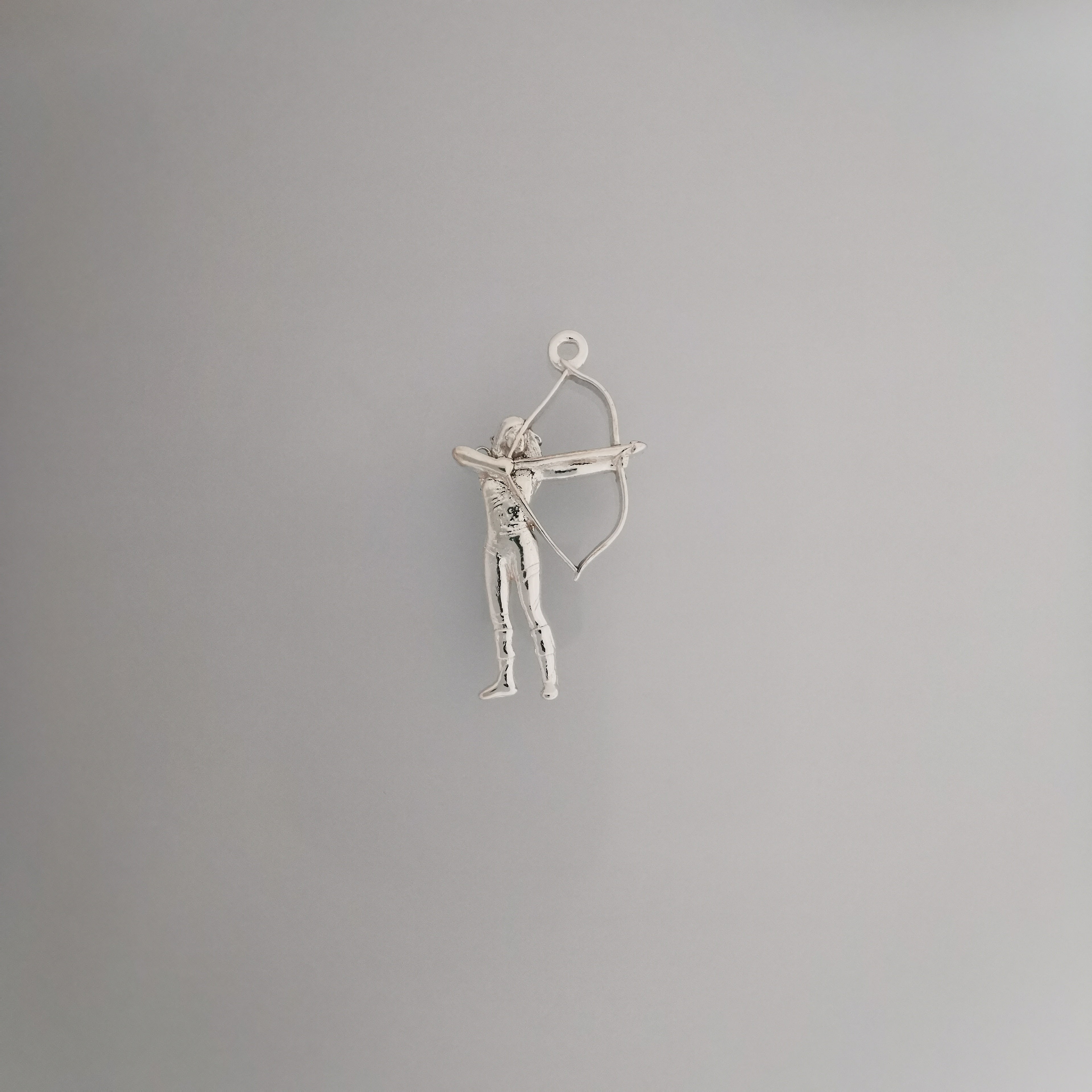 Стрелба с лък – Дамски спортен медальон от сребро 925 с позлатено покритие – Ръчно изработено спортно бижу – Идеален подарък за жена, фенка на стрелбата с лък – SSJ