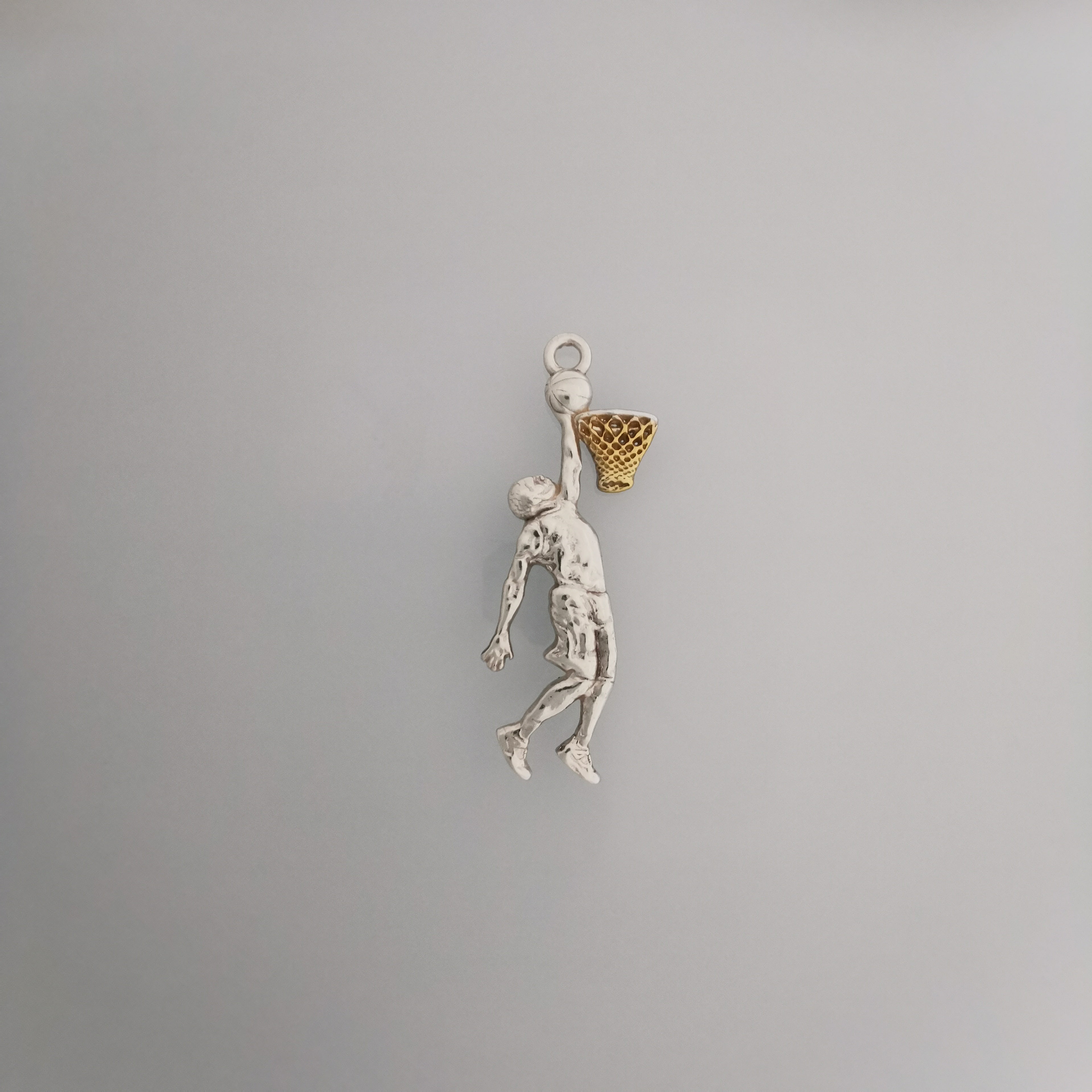 Баскетбол – Мъжки спортен медальон от сребро 925 с винтидж покритие – Ръчно изработено бижу талисман за баскетболисти и фенове – Идеален подарък за спортист или треньор – SSJ