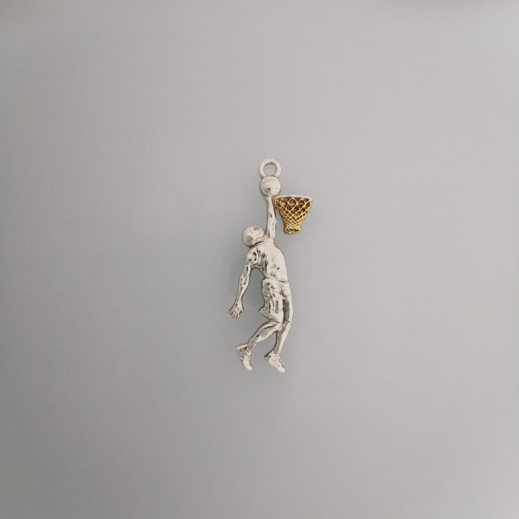 Баскетбол – Мъжки спортен медальон от сребро 925 с частично позлатено покритие – Ръчно изработено бижу талисман за баскетболисти и фенове – Идеален подарък за спортист или треньор – SSJ