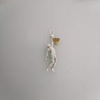 Баскетбол – Мъжки спортен медальон от сребро 925 с частично позлатено покритие – Ръчно изработено бижу талисман за баскетболисти и фенове – Идеален подарък за спортист или треньор – SSJ