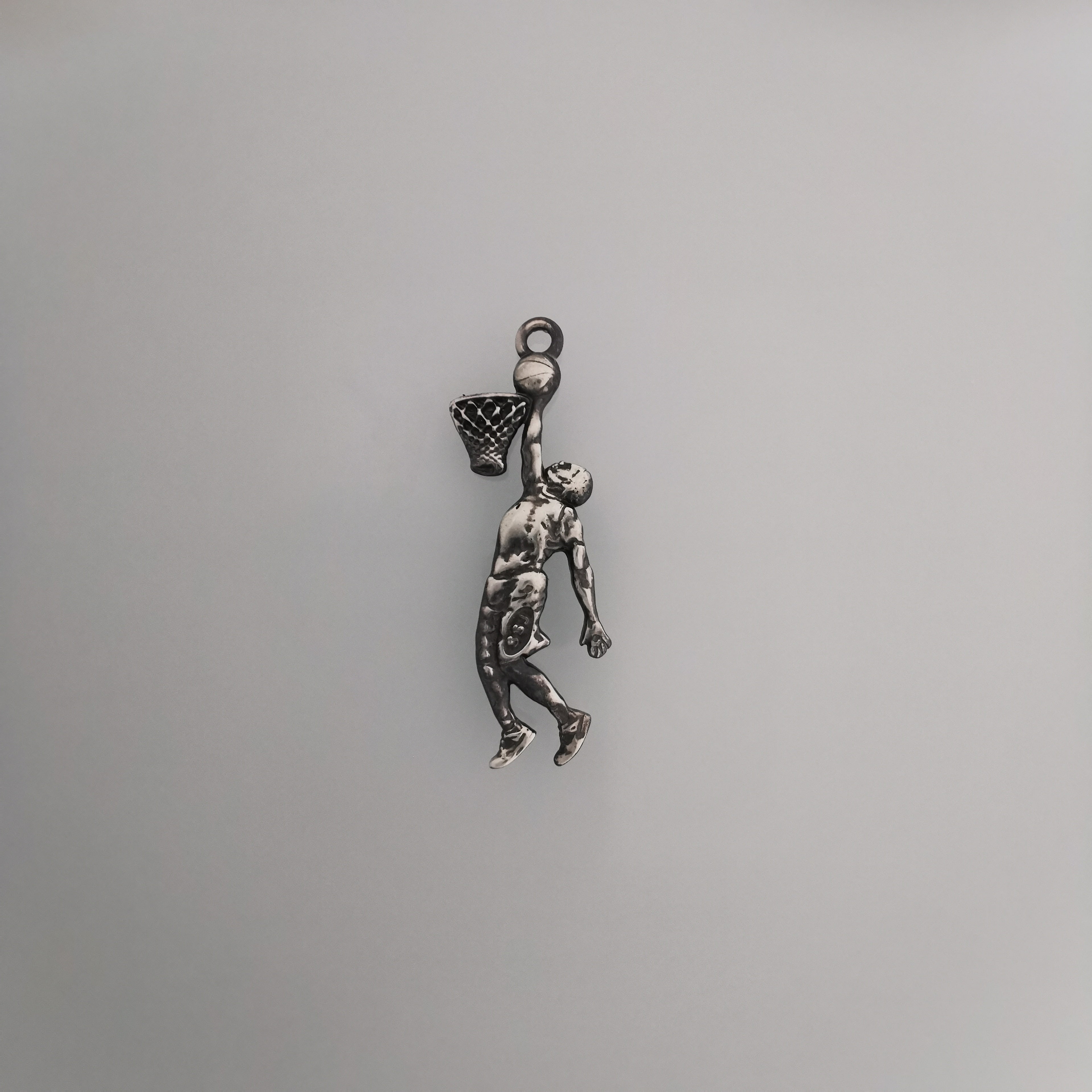 Баскетбол – Мъжки спортен медальон от сребро 925 с частично позлатено покритие – Ръчно изработено бижу талисман за баскетболисти и фенове – Идеален подарък за спортист или треньор – SSJ