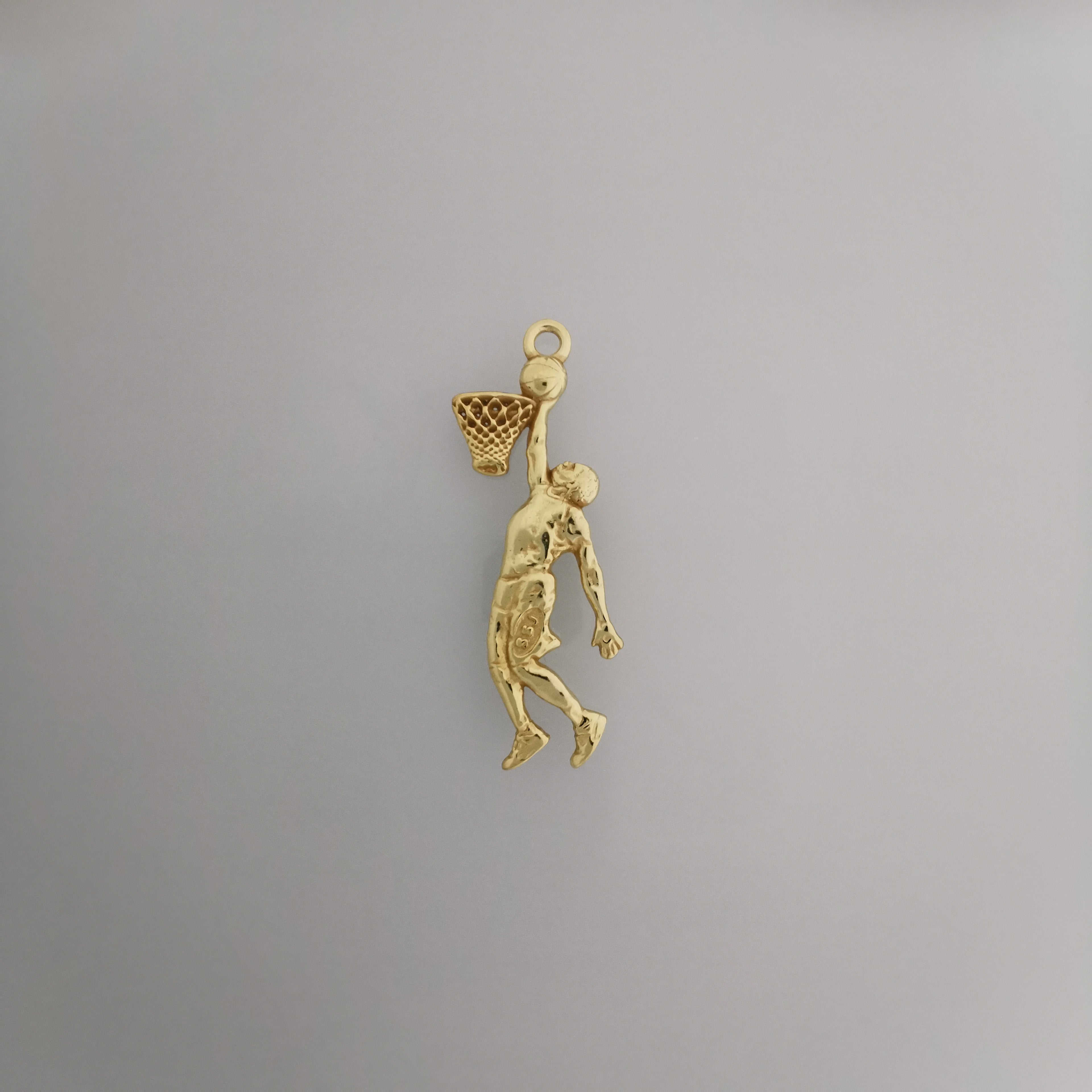 Баскетбол – Мъжки спортен медальон от сребро 925 с оксидирано покритие – Ръчно изработено бижу талисман за баскетболисти и фенове – Идеален подарък за спортист или треньор – SSJ