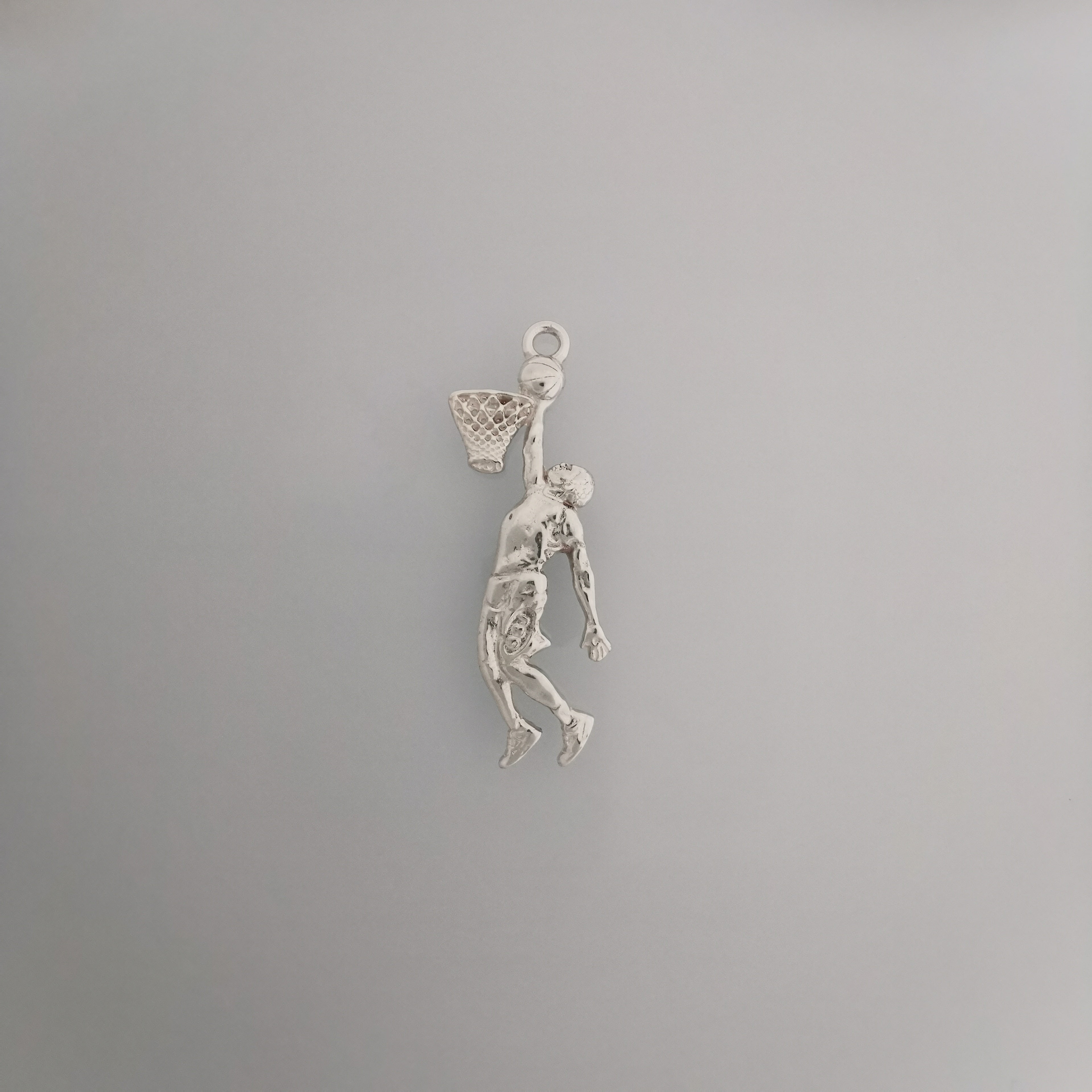 Баскетбол – Мъжки спортен медальон от сребро 925 с винтидж покритие – Ръчно изработено бижу талисман за баскетболисти и фенове – Идеален подарък за спортист или треньор – SSJ