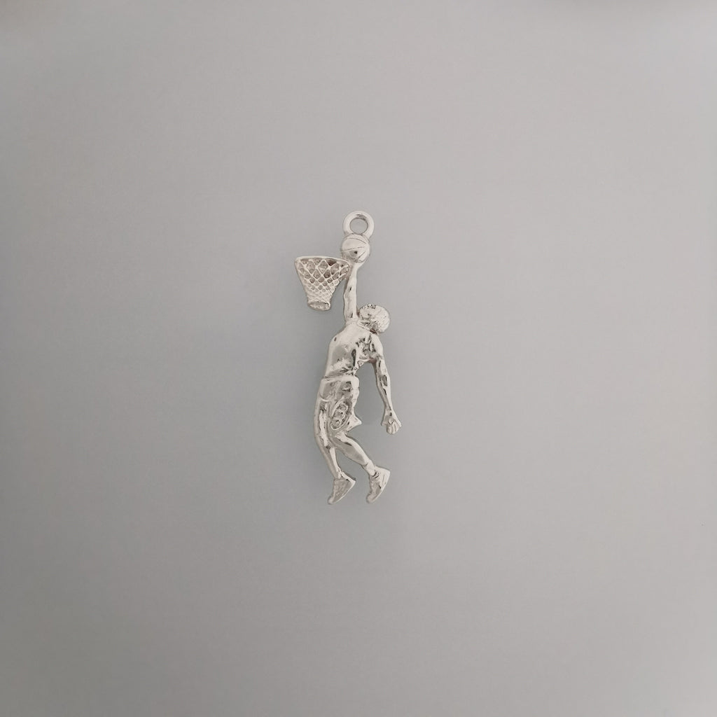 Баскетбол – Мъжки спортен медальон от сребро 925 с класическо полирано покритие – Ръчно изработено бижу талисман за баскетболисти и фенове – Идеален подарък за спортист или треньор – SSJ