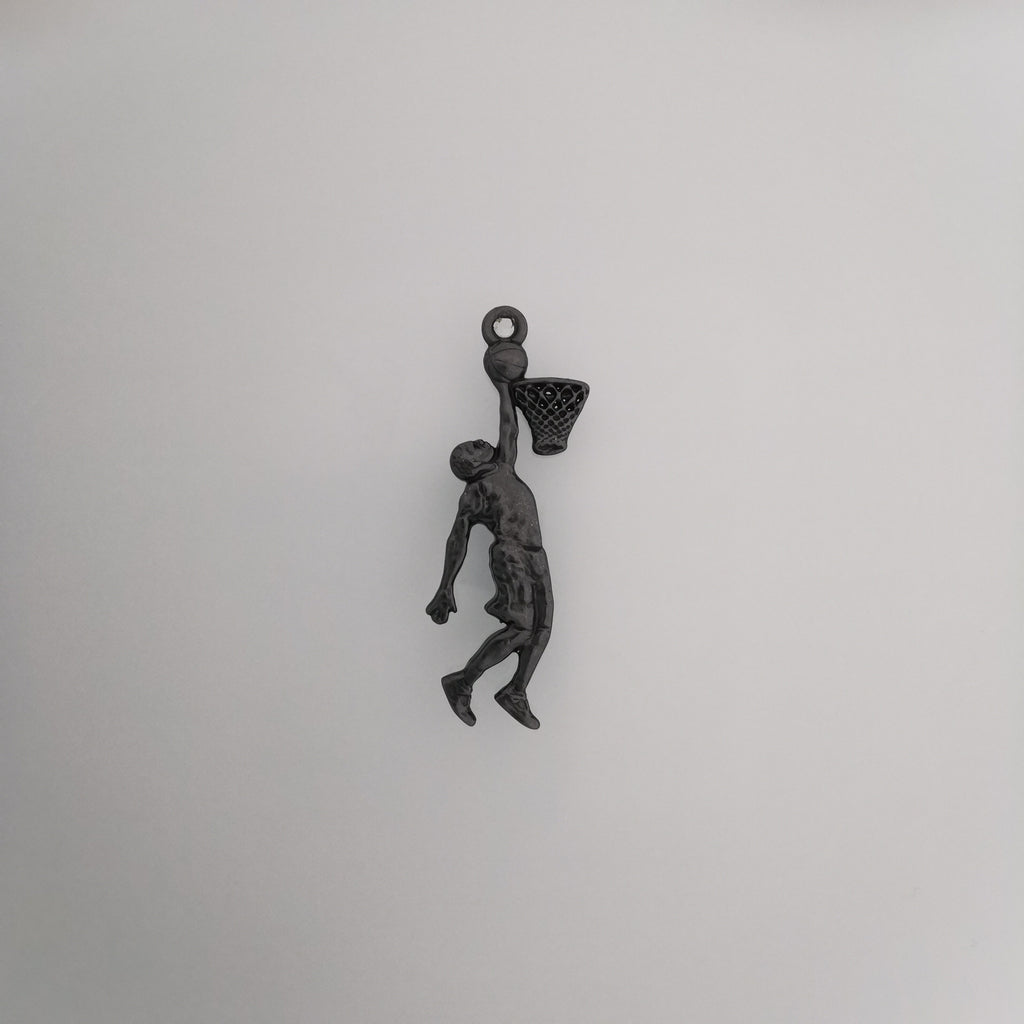 Баскетбол – Мъжки спортен медальон от сребро 925 с оксидирано покритие – Ръчно изработено бижу талисман за баскетболисти и фенове – Идеален подарък за спортист или треньор – SSJ