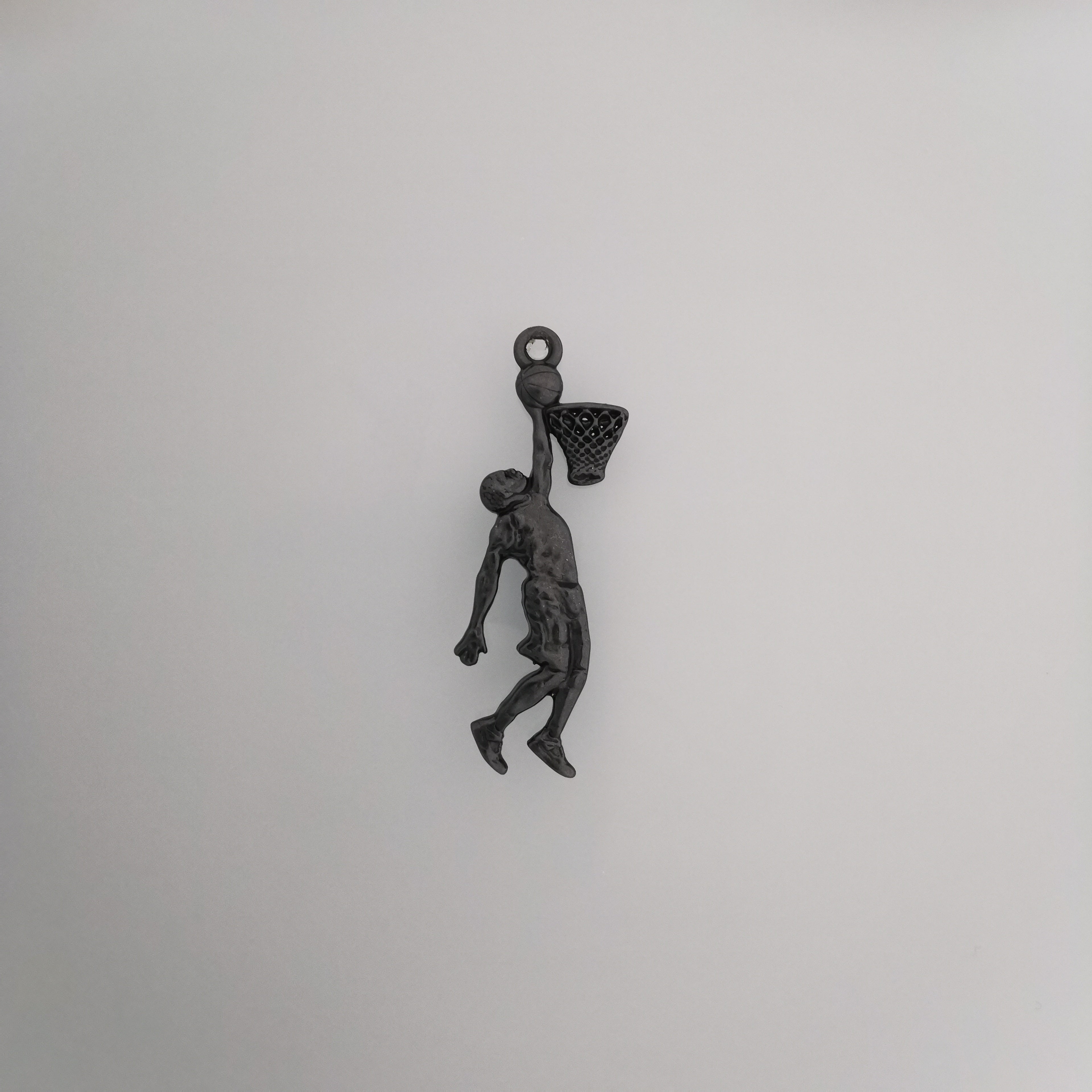 Баскетбол – Мъжки спортен медальон от сребро 925 с оксидирано покритие – Ръчно изработено бижу талисман за баскетболисти и фенове – Идеален подарък за спортист или треньор – SSJ