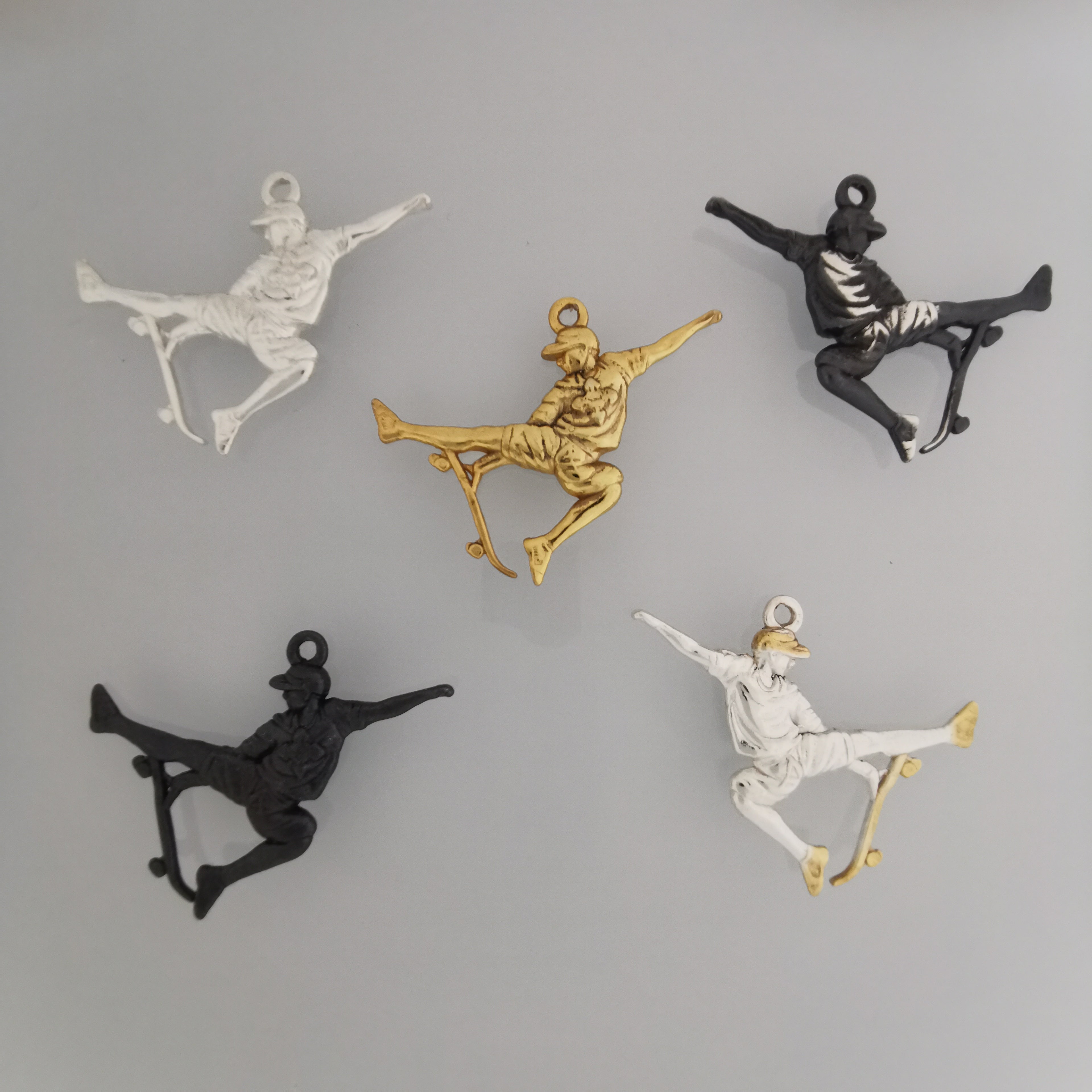 Скейтбордист – Мъжки спортен медальон от сребро 925 с частично позлатено покритие – Ръчно изработено спортно бижу – Идеален подарък за мъж, фен на скейтборда – SSJ