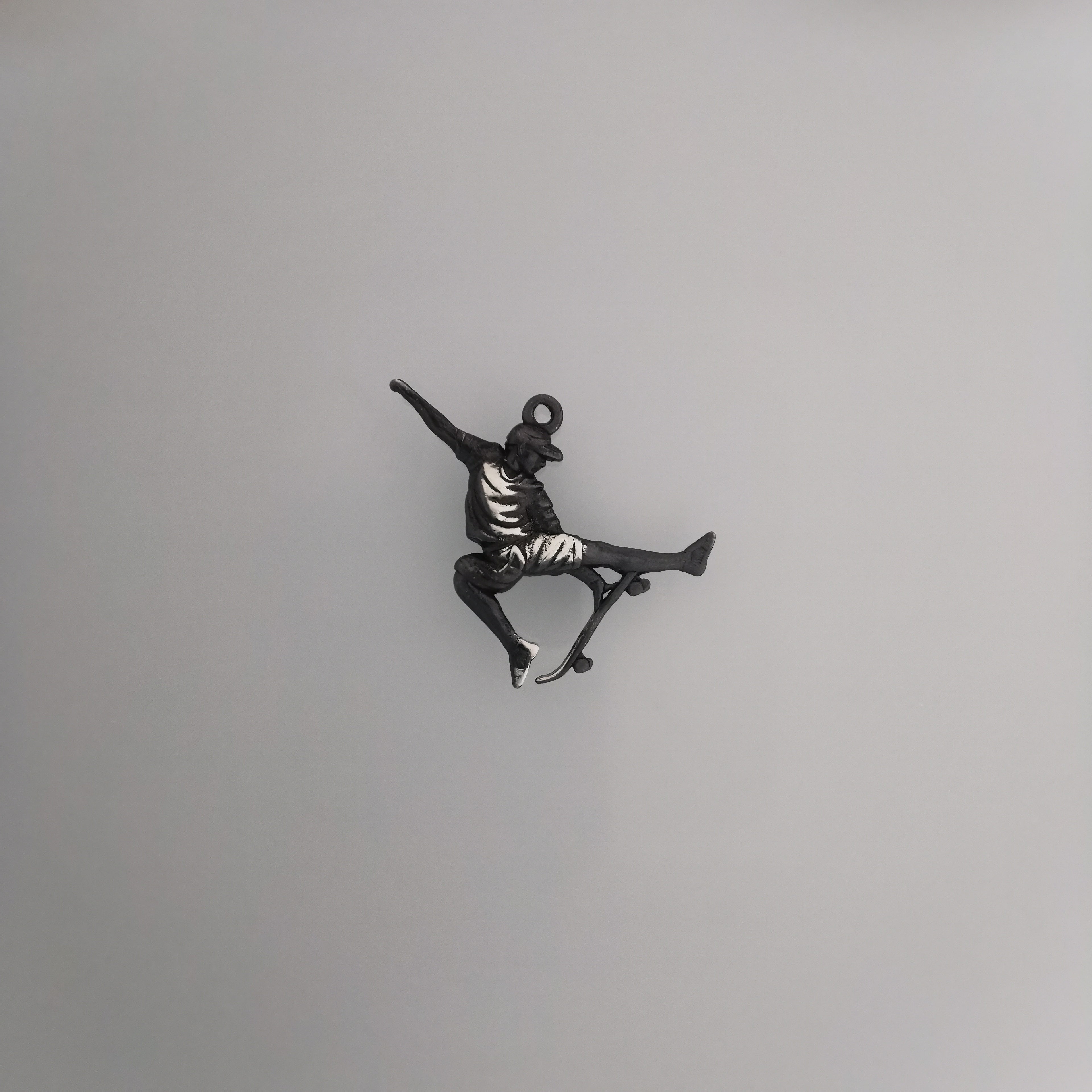 Скейтбордист – Мъжки спортен медальон от сребро 925 с частично позлатено покритие – Ръчно изработено спортно бижу – Идеален подарък за мъж, фен на скейтборда – SSJ