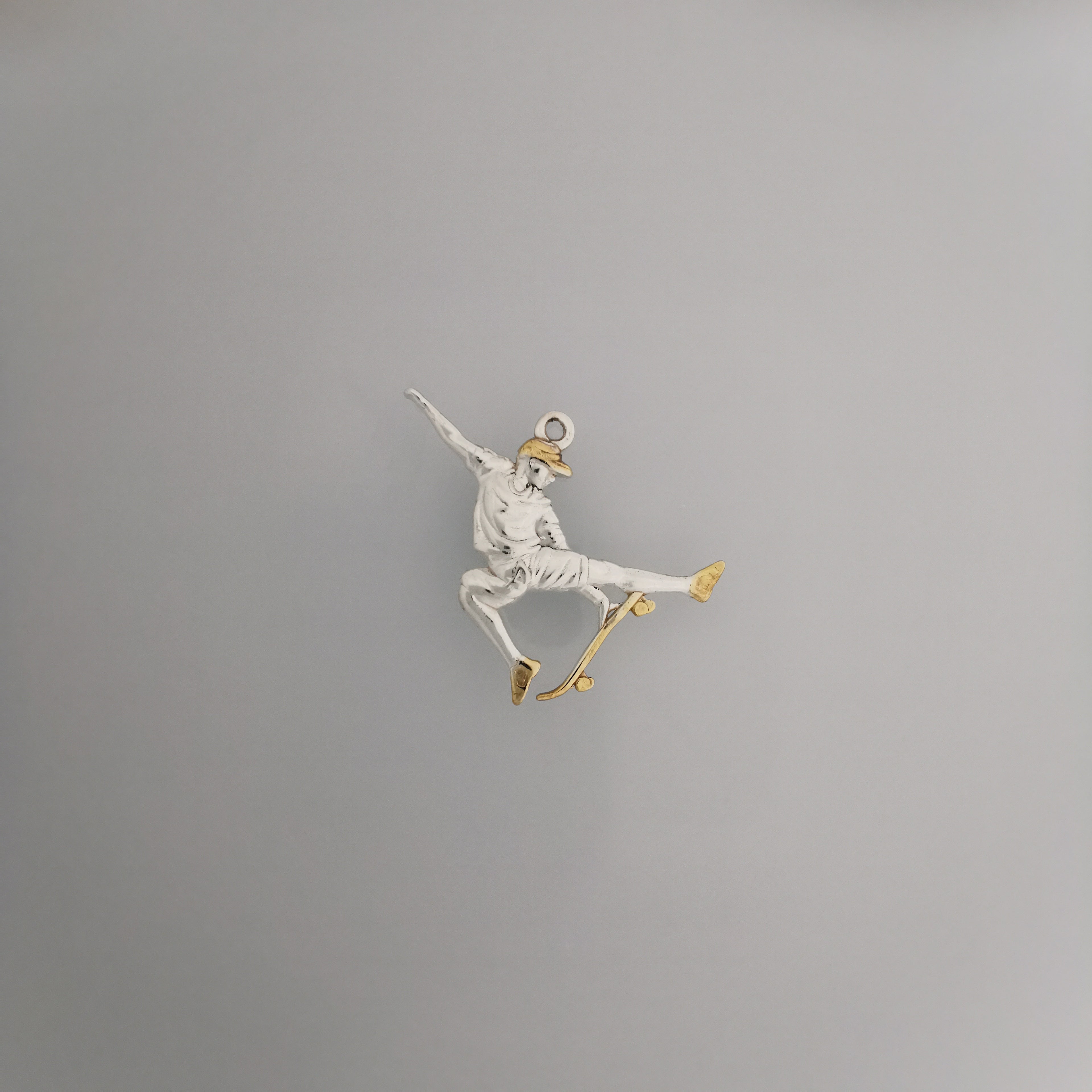 Скейтбордист – Мъжки спортен медальон от сребро 925 в класическо сребро – Ръчно изработено спортно бижу – Идеален подарък за мъж, фен на скейтборда – SSJ