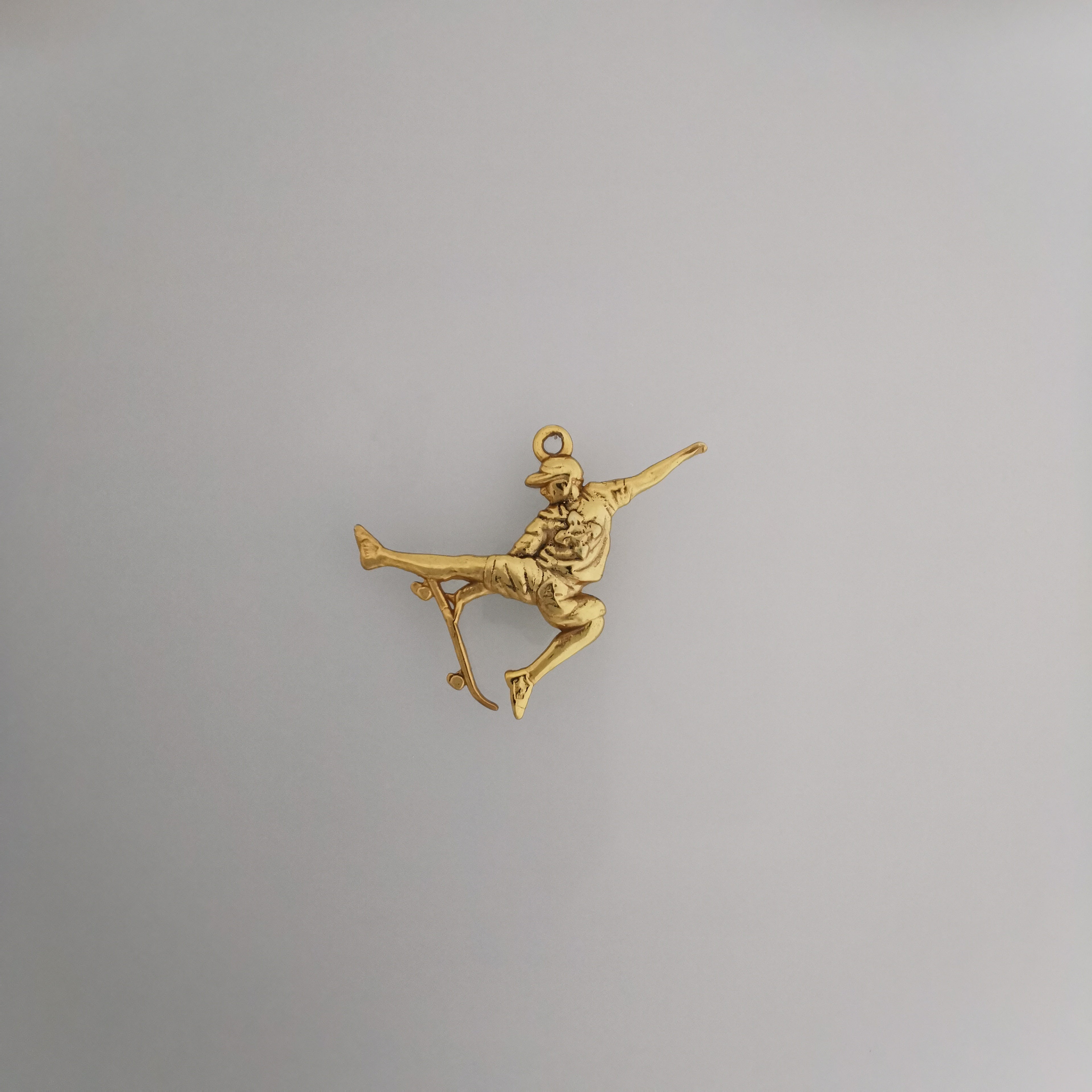 Скейтбордист – Мъжки спортен медальон от сребро 925 в класическо сребро – Ръчно изработено спортно бижу – Идеален подарък за мъж, фен на скейтборда – SSJ