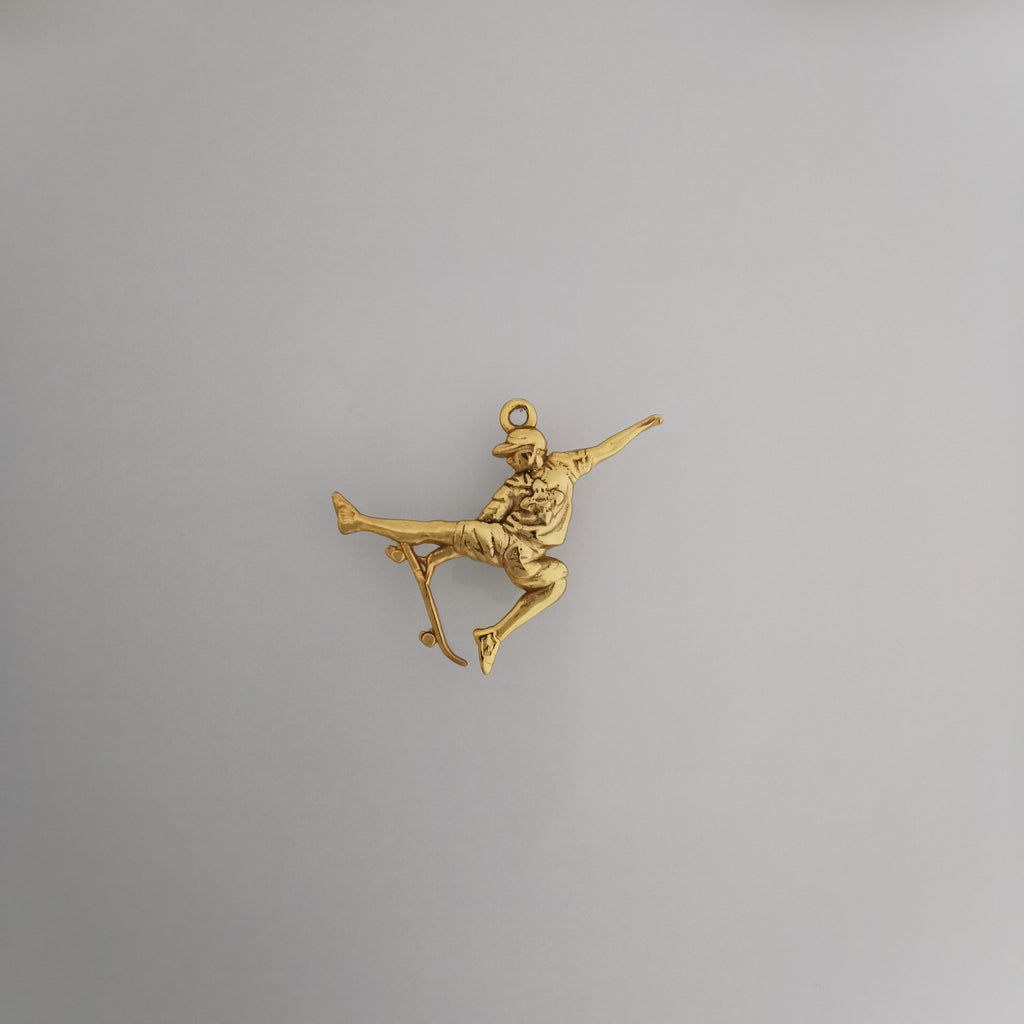 Скейтбордист – Мъжки спортен медальон от сребро 925 с позлатено покритие – Ръчно изработено спортно бижу – Идеален подарък за мъж, фен на скейтборда – SSJ