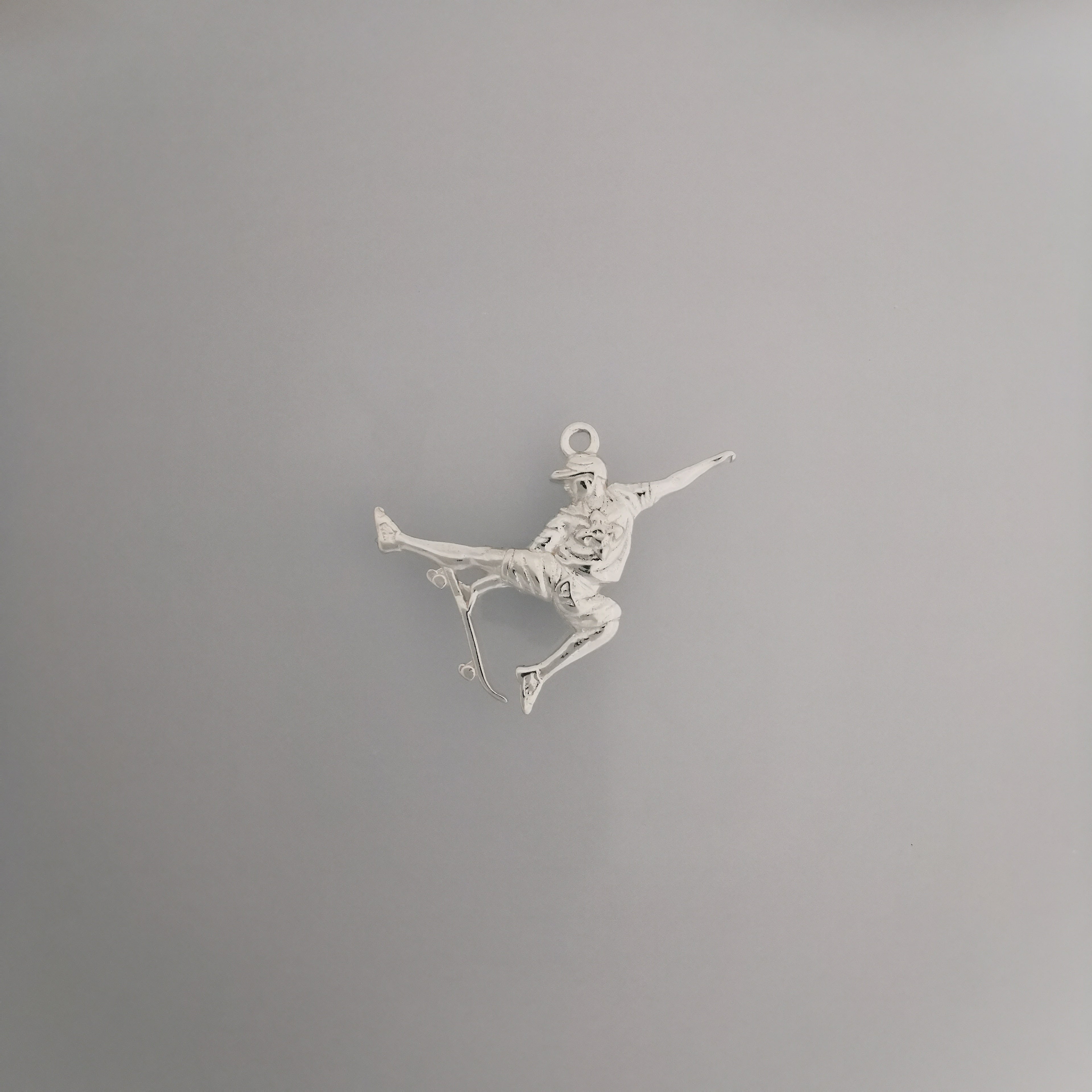 Скейтбордист – Мъжки спортен медальон от сребро 925 с позлатено покритие – Ръчно изработено спортно бижу – Идеален подарък за мъж, фен на скейтборда – SSJ