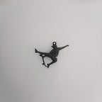 Скейтбордист – Мъжки спортен медальон от сребро 925 с оксидирано покритие – Ръчно изработено спортно бижу – Идеален подарък за мъж, фен на скейтборда – SSJ