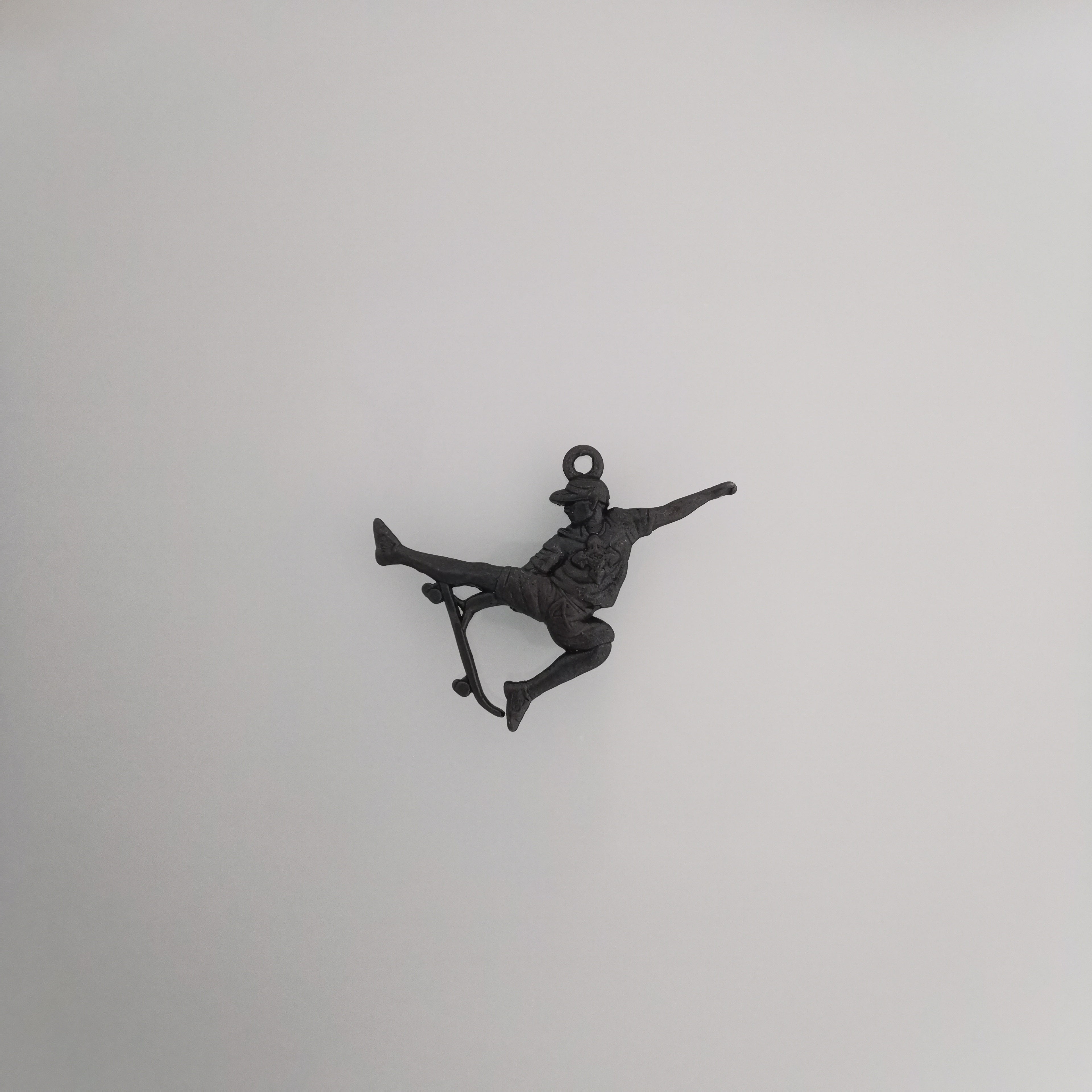 Скейтбордист – Мъжки спортен медальон от сребро 925 в класическо сребро – Ръчно изработено спортно бижу – Идеален подарък за мъж, фен на скейтборда – SSJ