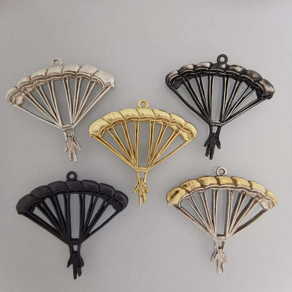 Парашутизъм (Скайдайвинг) – Унисекс спортен медальон от сребро 925 с оксидирано покритие – Ръчно изработено спортно бижу – Идеален подарък за фен на екстремните спортове – SSJ