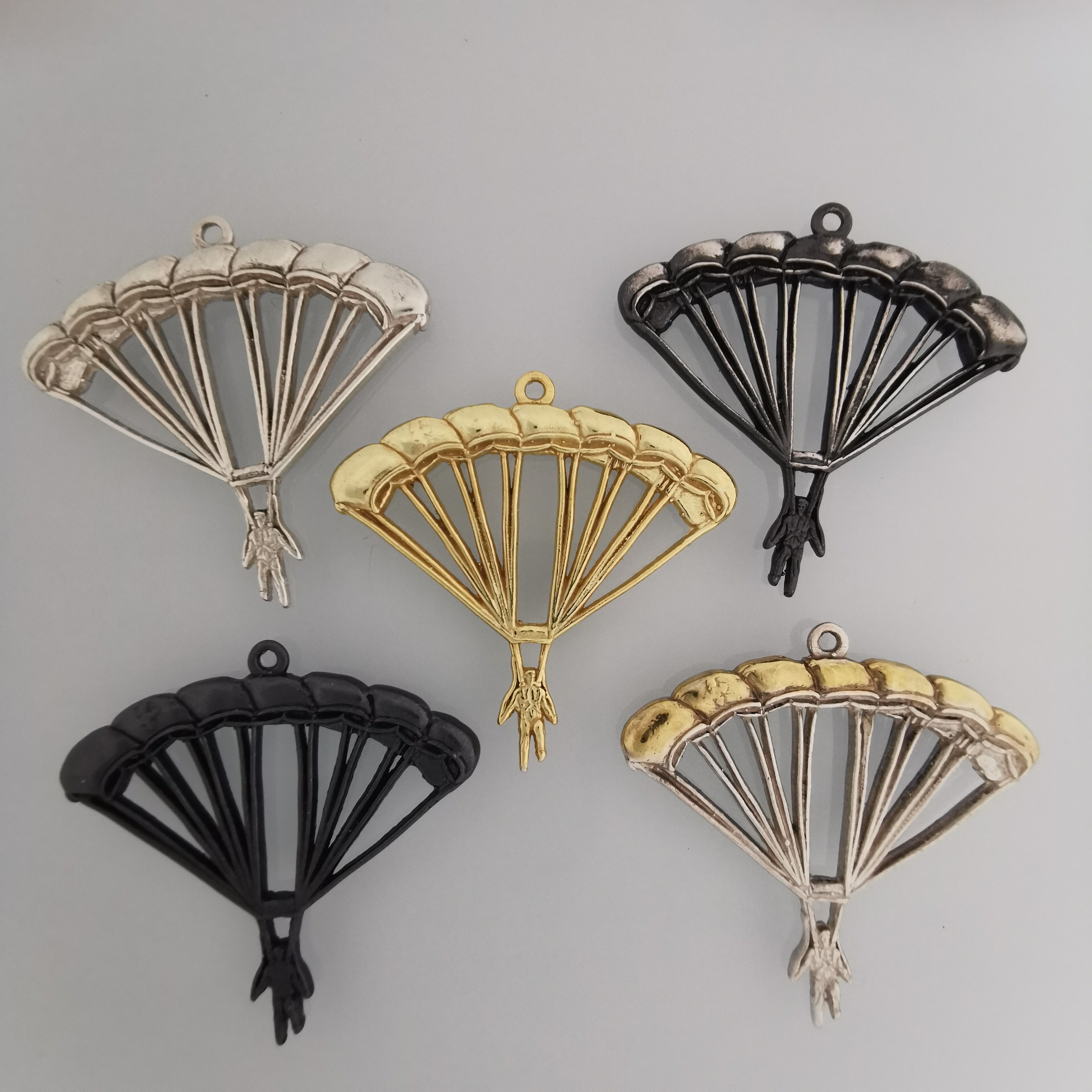 Парашутизъм (Скайдайвинг) – Унисекс спортен медальон от сребро 925 в класическо сребро – Ръчно изработено спортно бижу – Идеален подарък за фен на екстремните спортове – SSJ