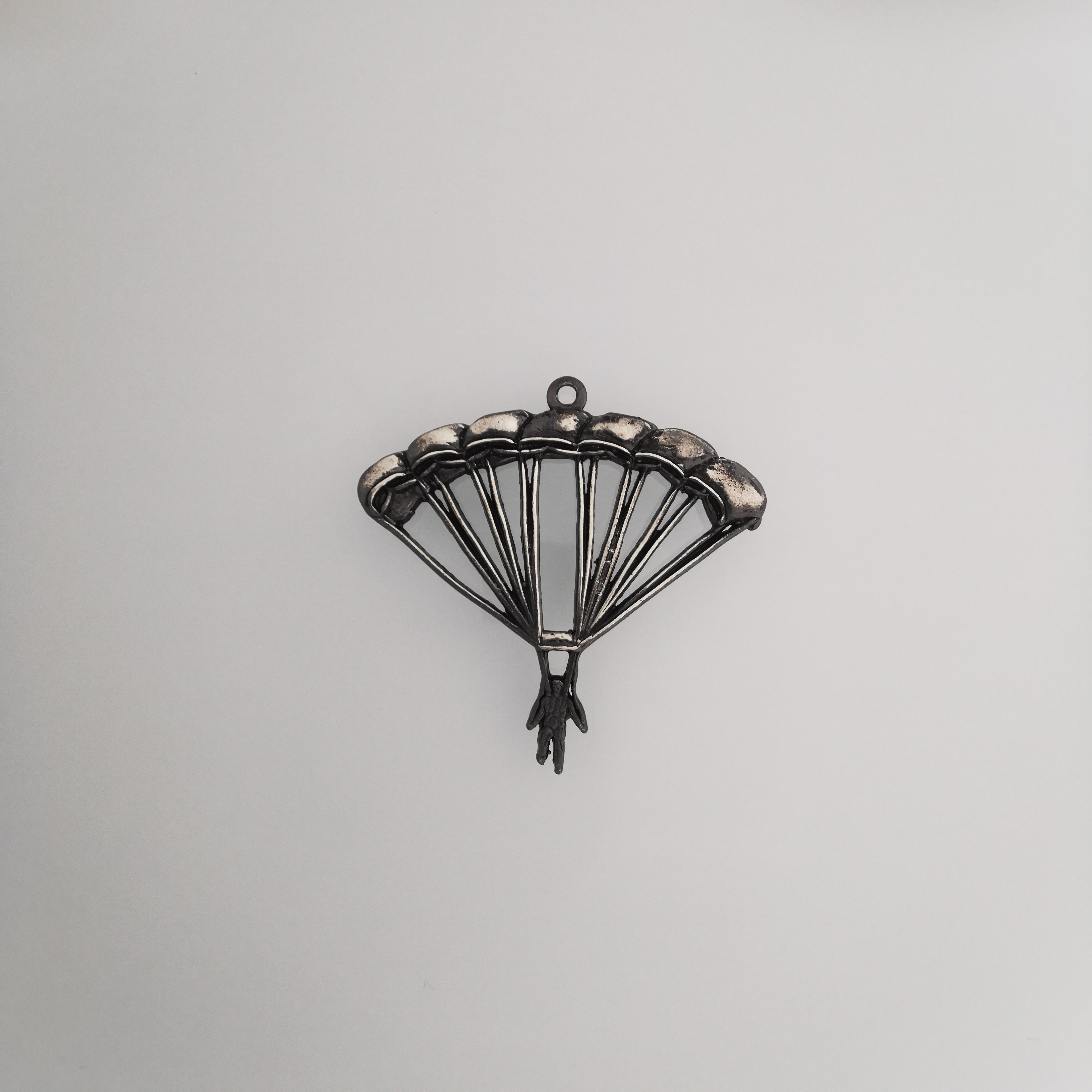 Парашутизъм (Скайдайвинг) – Унисекс спортен медальон от сребро 925 с частично позлатено покритие – Ръчно изработено спортно бижу – Идеален подарък за фен на екстремните спортове – SSJ