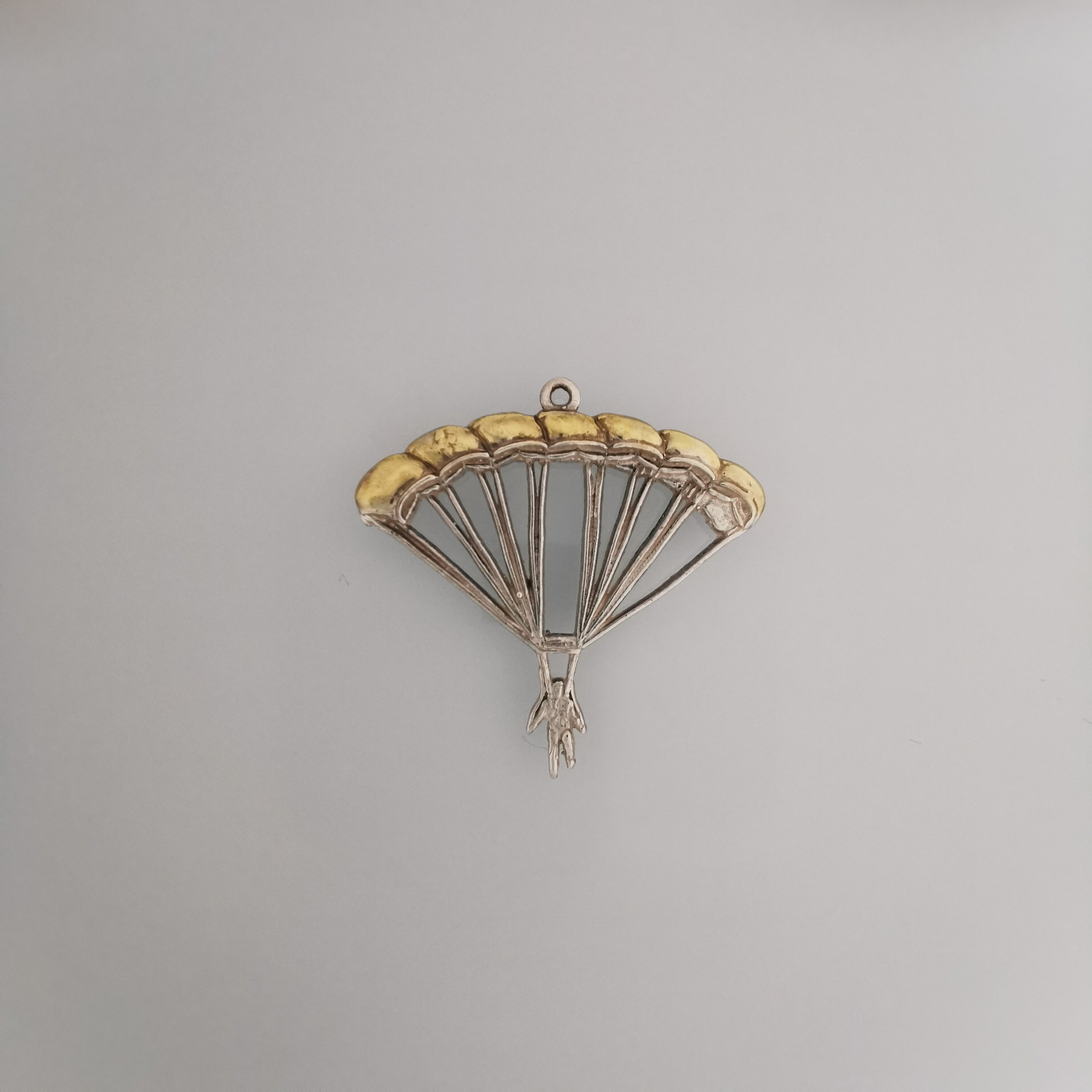 Парашутизъм (Скайдайвинг) – Унисекс спортен медальон от сребро 925 с частично позлатено покритие – Ръчно изработено спортно бижу – Идеален подарък за фен на екстремните спортове – SSJ