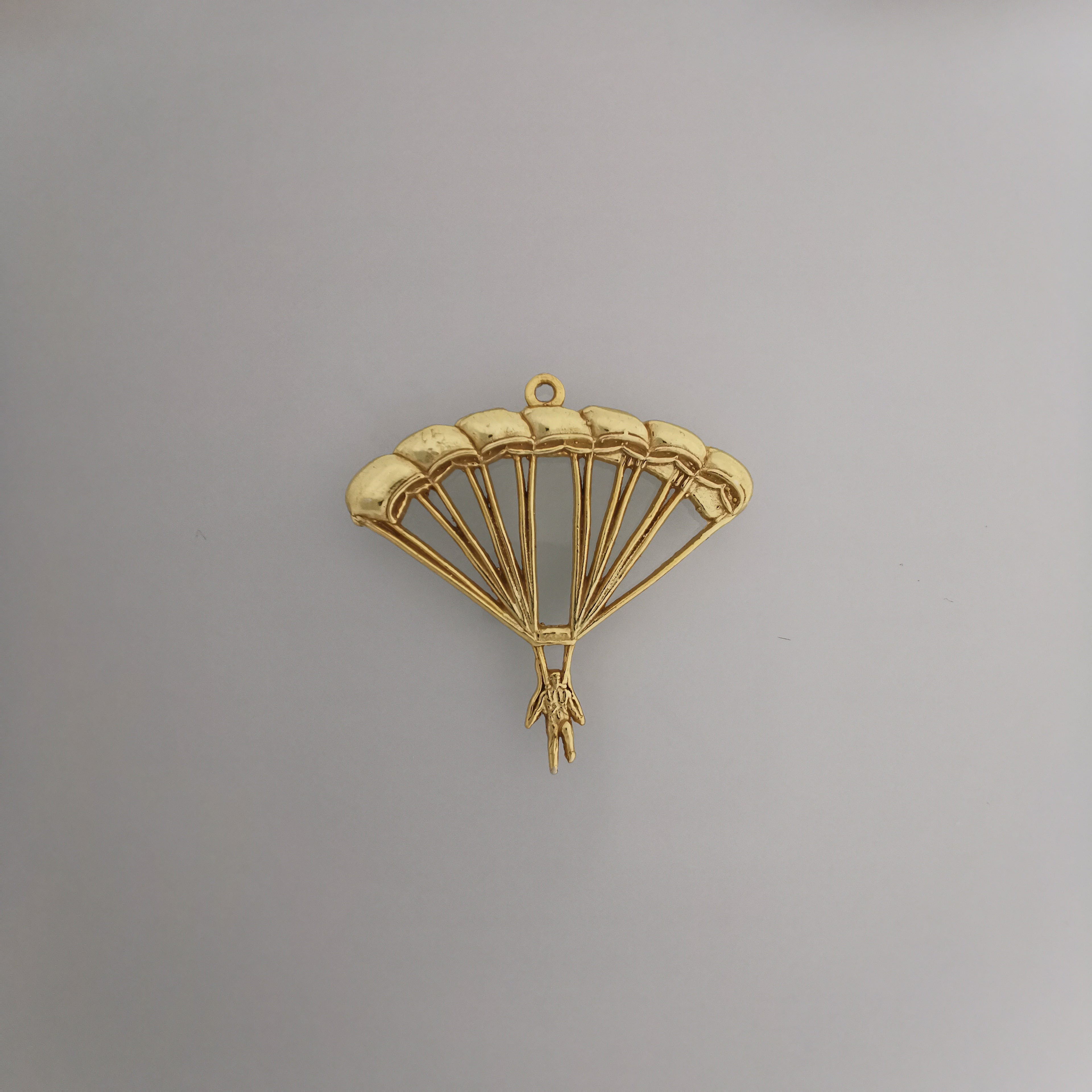 Парашутизъм (Скайдайвинг) – Унисекс спортен медальон от сребро 925 с винтидж покритие – Ръчно изработено спортно бижу – Идеален подарък за фен на екстремните спортове – SSJ