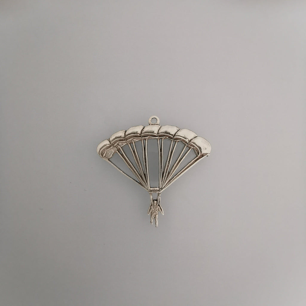 Парашутизъм (Скайдайвинг) – Унисекс спортен медальон от сребро 925 в класическо сребро – Ръчно изработено спортно бижу – Идеален подарък за фен на екстремните спортове – SSJ