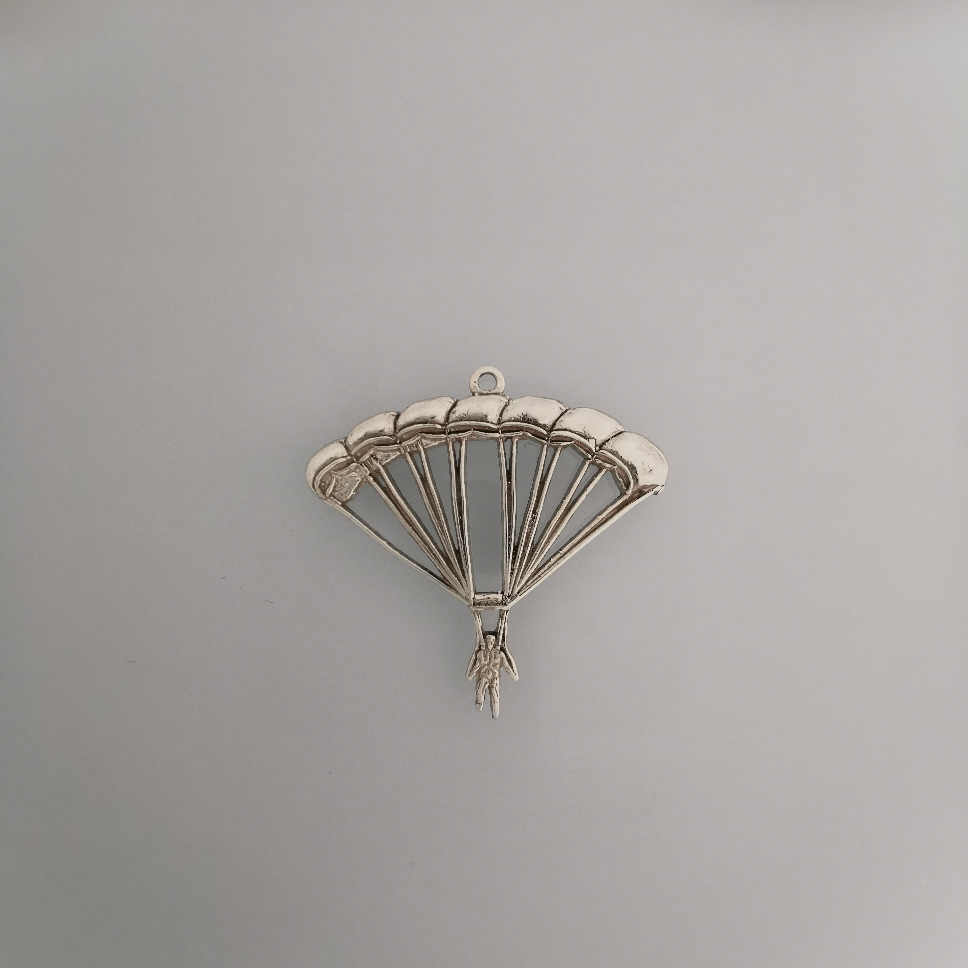 Парашутизъм (Скайдайвинг) – Унисекс спортен медальон от сребро 925 в класическо сребро – Ръчно изработено спортно бижу – Идеален подарък за фен на екстремните спортове – SSJ