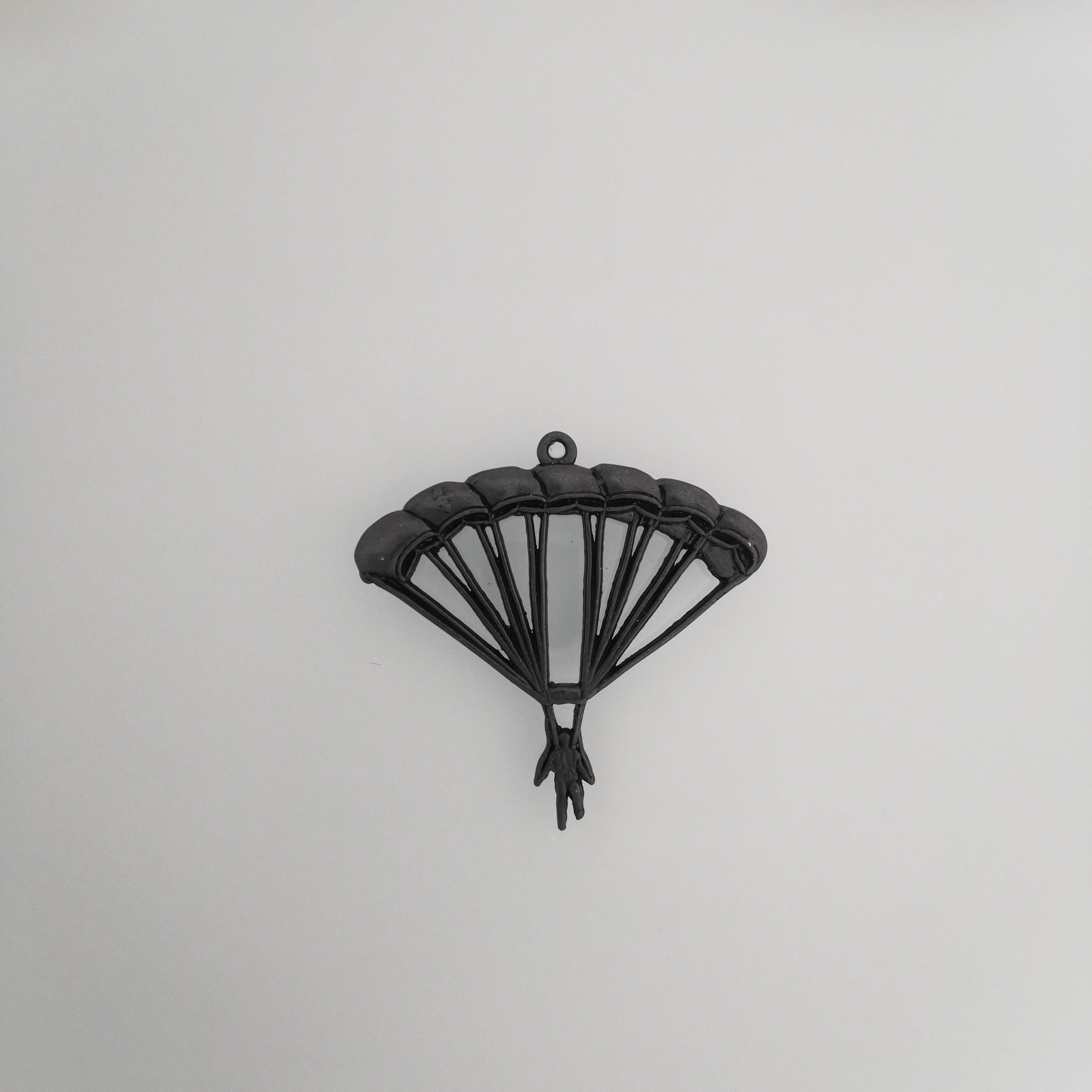 Парашутизъм (Скайдайвинг) – Унисекс спортен медальон от сребро 925 с позлатено покритие – Ръчно изработено спортно бижу – Идеален подарък за фен на екстремните спортове – SSJ