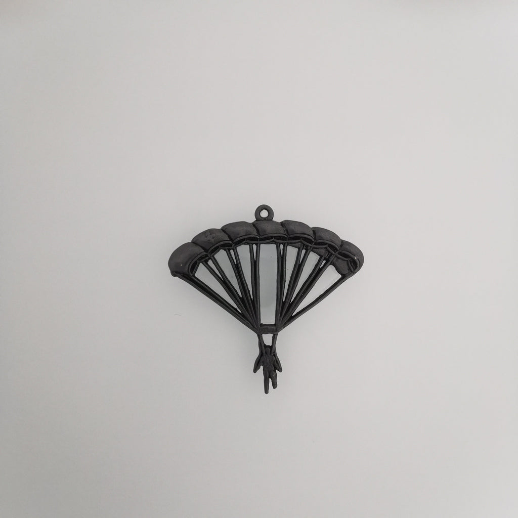 Парашутизъм (Скайдайвинг) – Унисекс спортен медальон от сребро 925 с оксидирано покритие – Ръчно изработено спортно бижу – Идеален подарък за фен на екстремните спортове – SSJ
