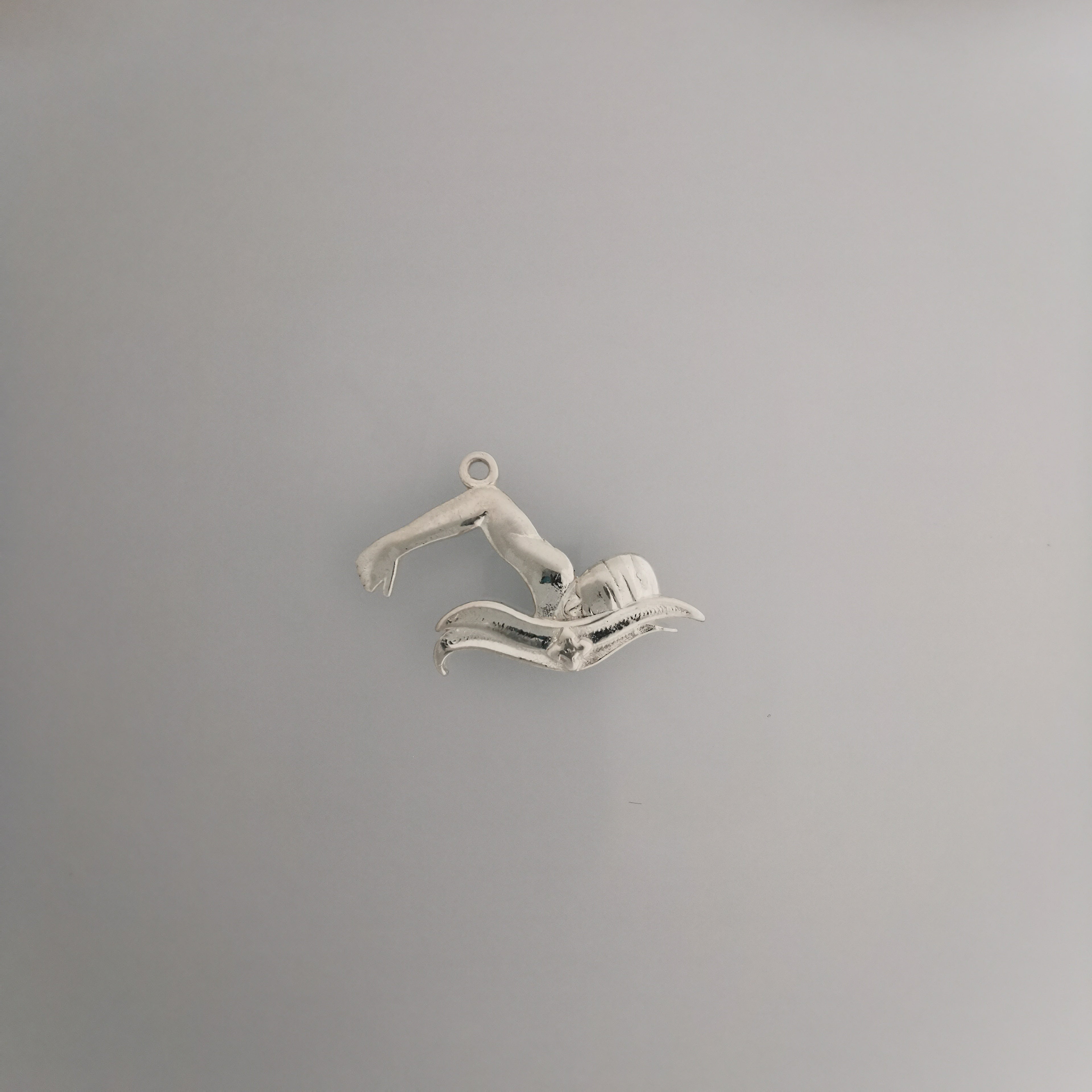 Плувец (кроул) – Мъжки спортен медальон от сребро 925 с позлатено покритие – Ръчно изработено спортно бижу – Идеален подарък за мъж, фен на плуването – SSJ