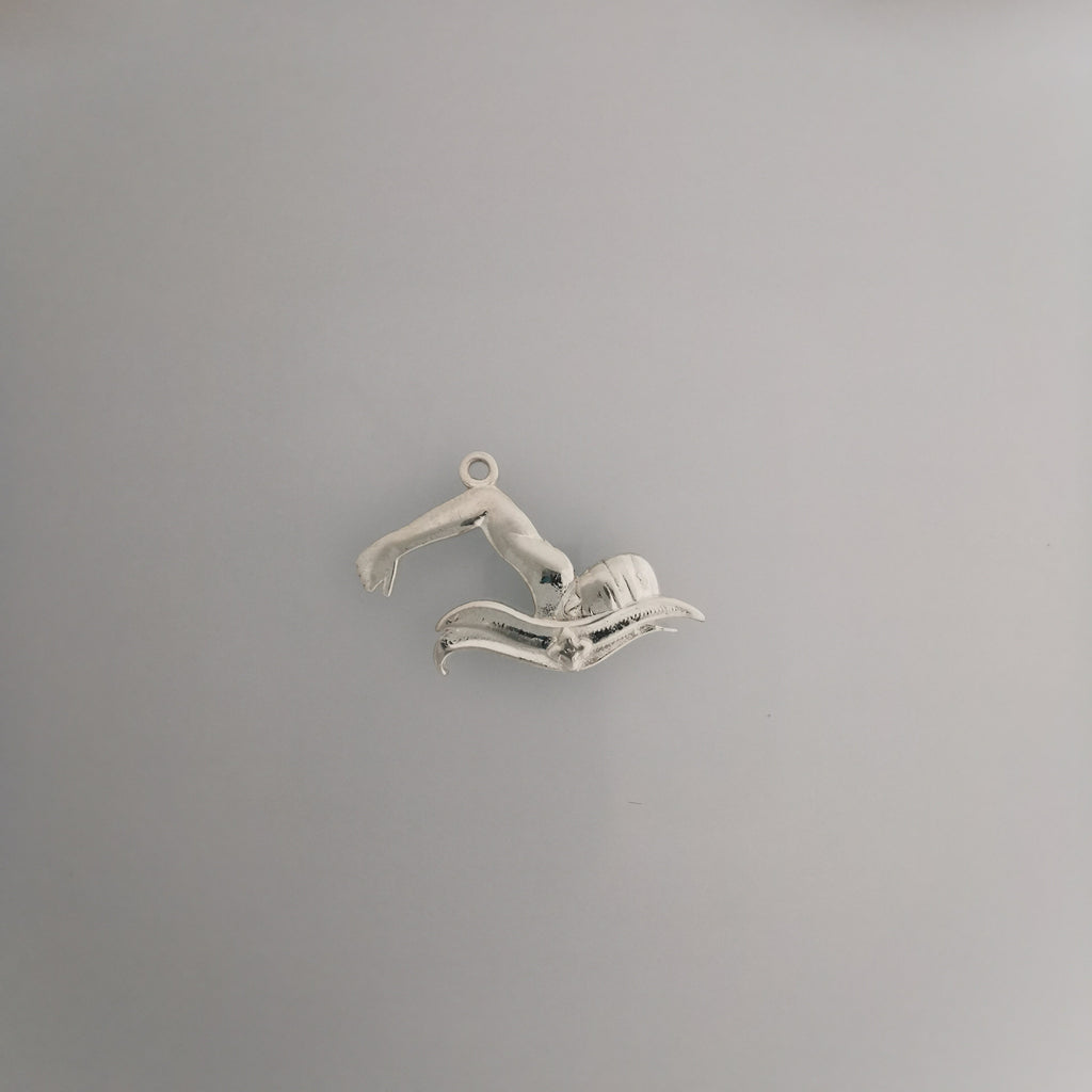 Плувец (кроул) – Мъжки спортен медальон от сребро 925 с класическо покритие – Ръчно изработено спортно бижу – Идеален подарък за мъж, фен на плуването – SSJ