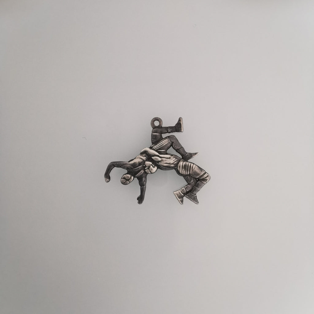 Борба – Мъжки спортен медальон от сребро 925 с позлатено покритие – Ръчно изработено бижу талисман за борци, треньори и фенове на бойните изкуства – SSJ