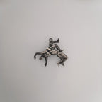 Борба – Мъжки спортен медальон от сребро 925 с позлатено покритие – Ръчно изработено бижу талисман за борци, треньори и фенове на бойните изкуства – SSJ