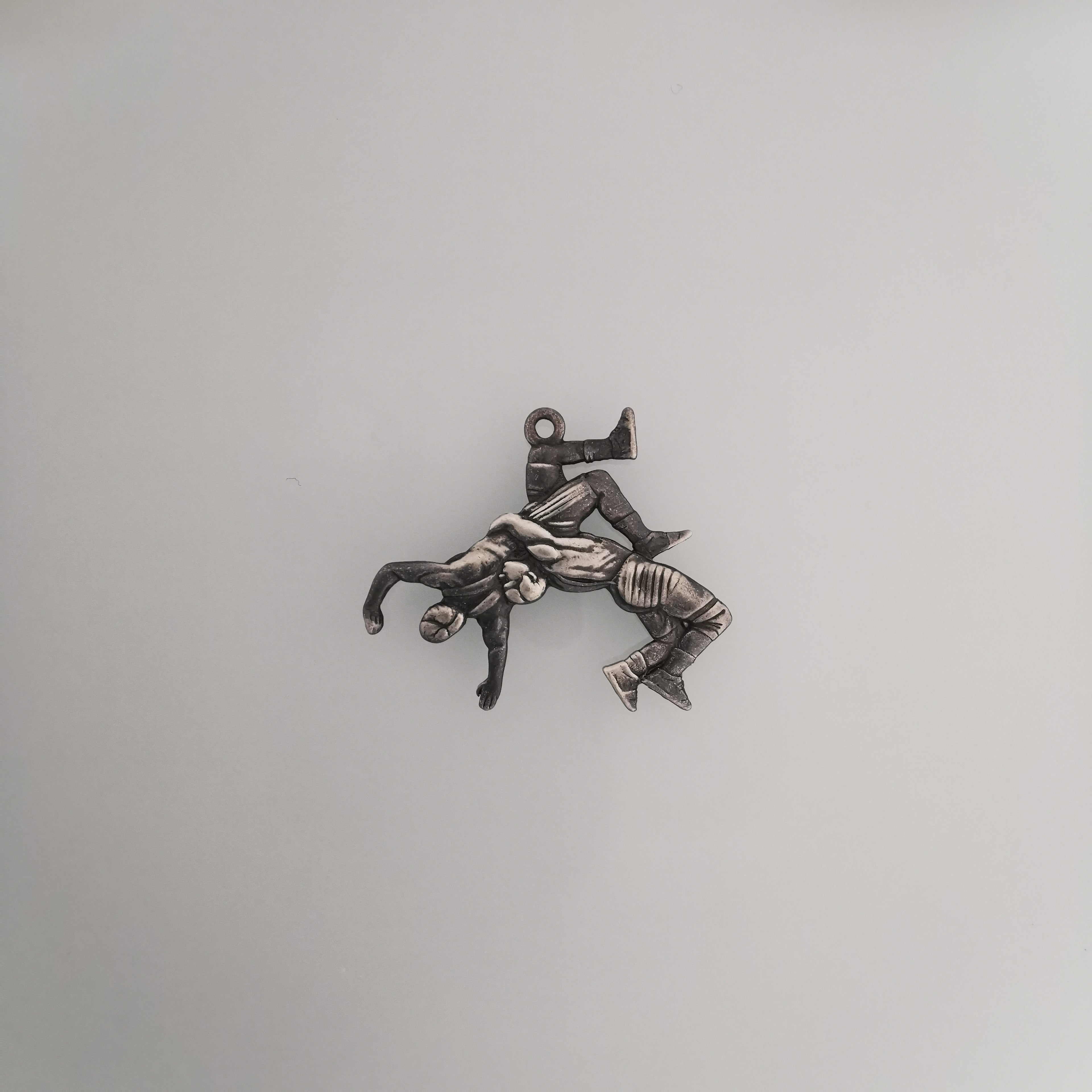 Борба – Мъжки спортен медальон от сребро 925 с оксидирано покритие – Ръчно изработено бижу талисман за борци, треньори и фенове на бойните изкуства – SSJ