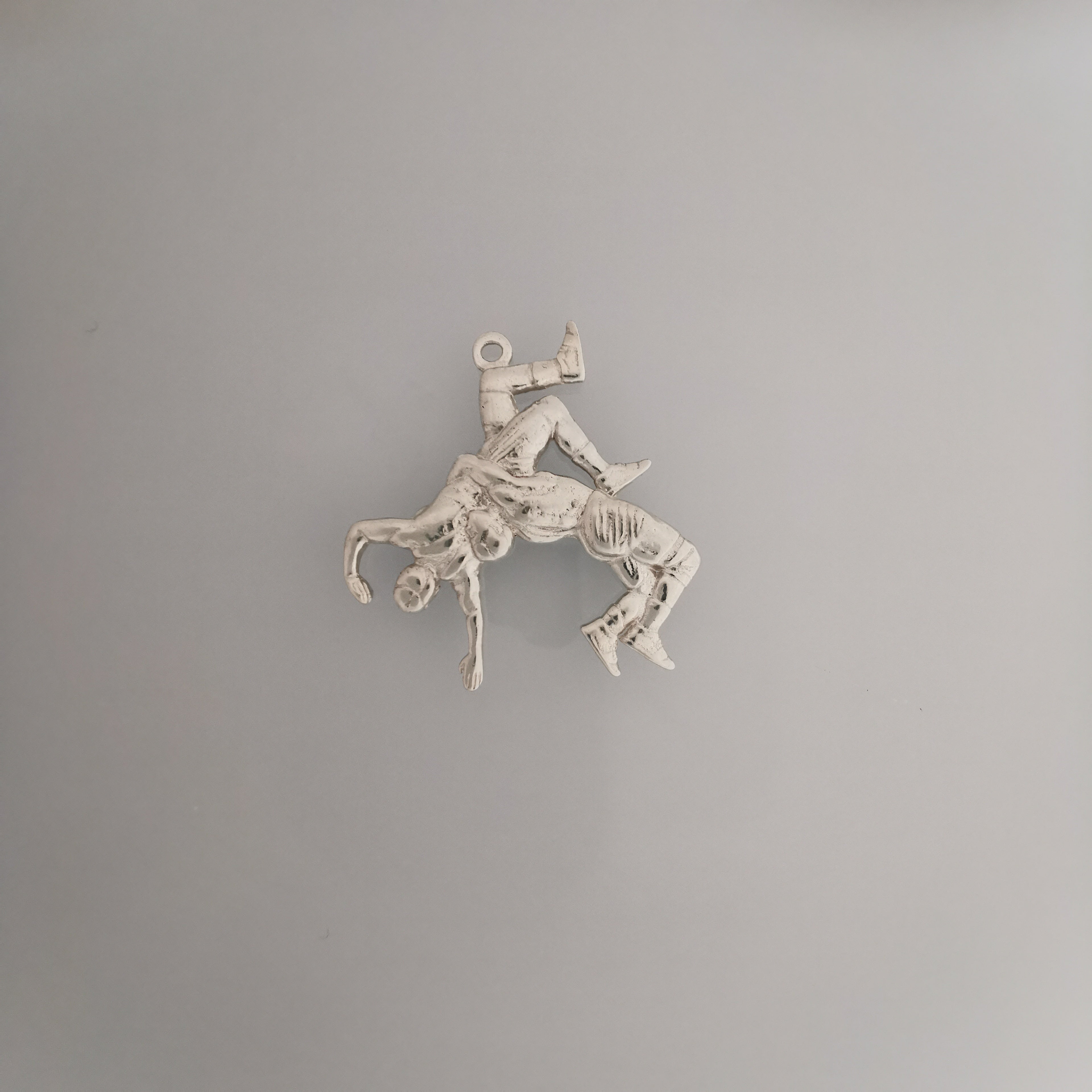 Борба – Мъжки спортен медальон от сребро 925 с винтидж покритие – Ръчно изработено бижу талисман за борци, треньори и фенове на бойните изкуства – SSJ