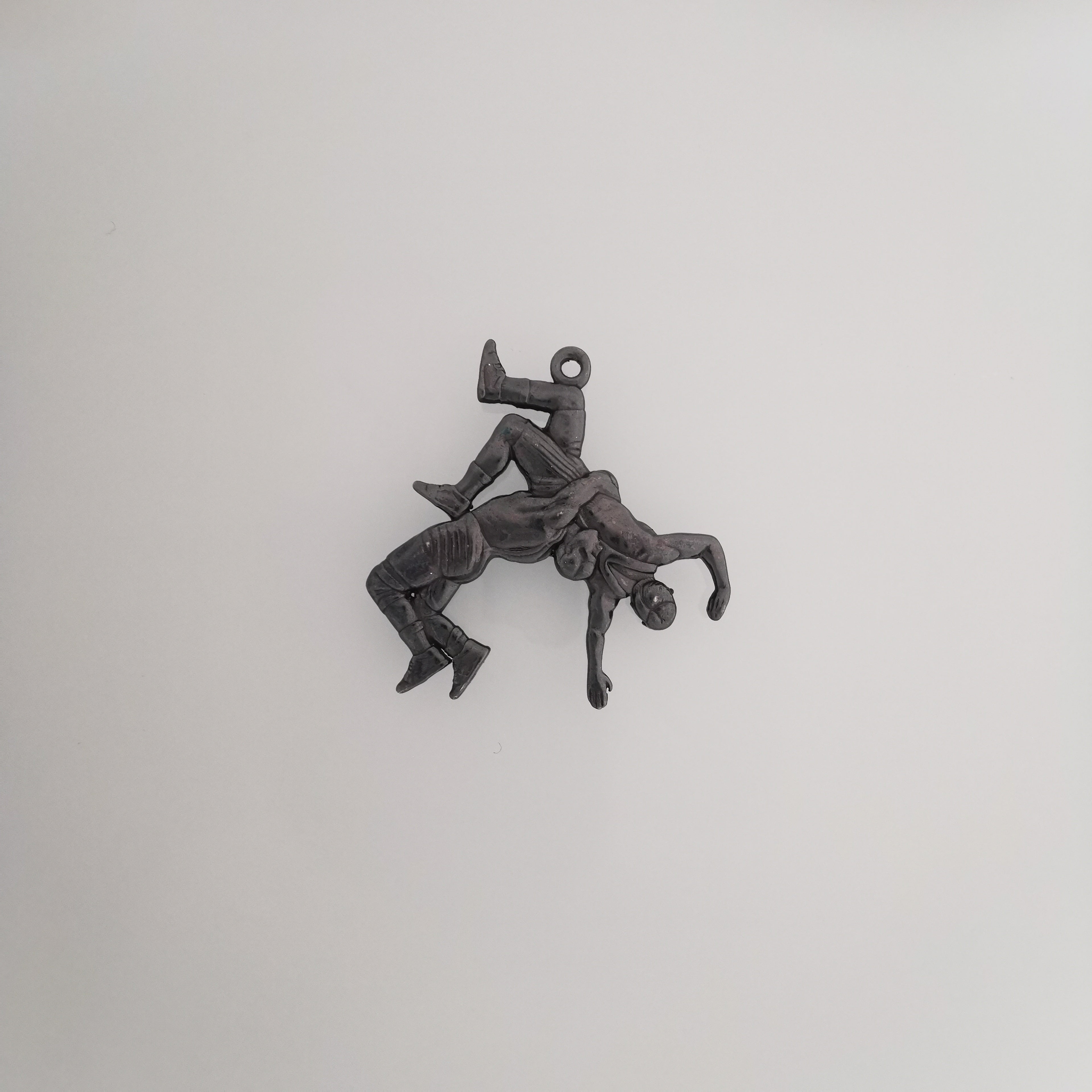 Борба – Мъжки спортен медальон от сребро 925 с винтидж покритие – Ръчно изработено бижу талисман за борци, треньори и фенове на бойните изкуства – SSJ