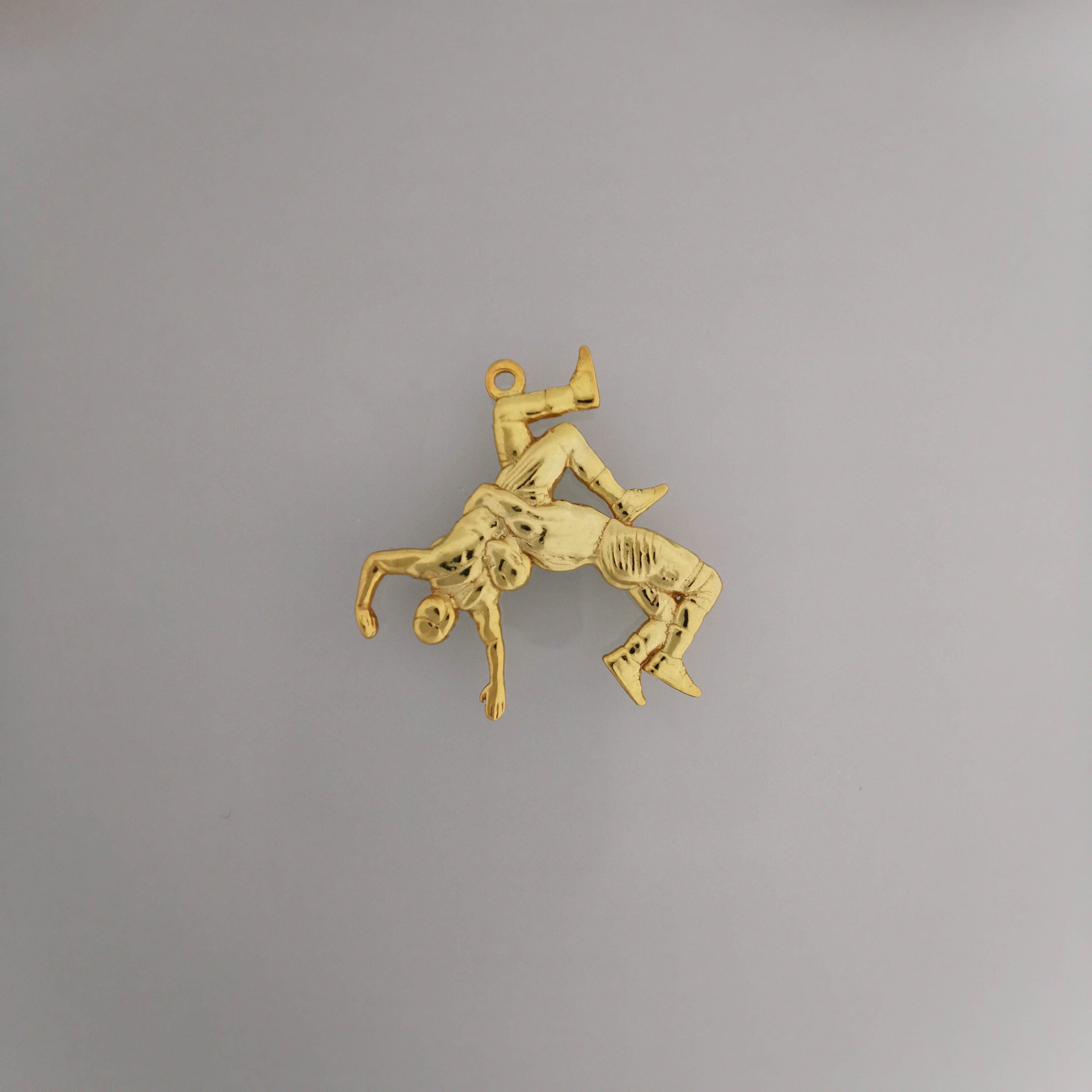 Борба – Мъжки спортен медальон от сребро 925 с позлатено покритие – Ръчно изработено бижу талисман за борци, треньори и фенове на бойните изкуства – SSJ