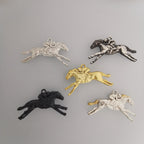 Конни надбягвания – Мъжки медальон „Жокей на състезателен кон“ – Оксидирано сребро 925 – Ръчно изработено спортно бижу/талисман за конен спорт – Идеален подарък за мъж – SSJ