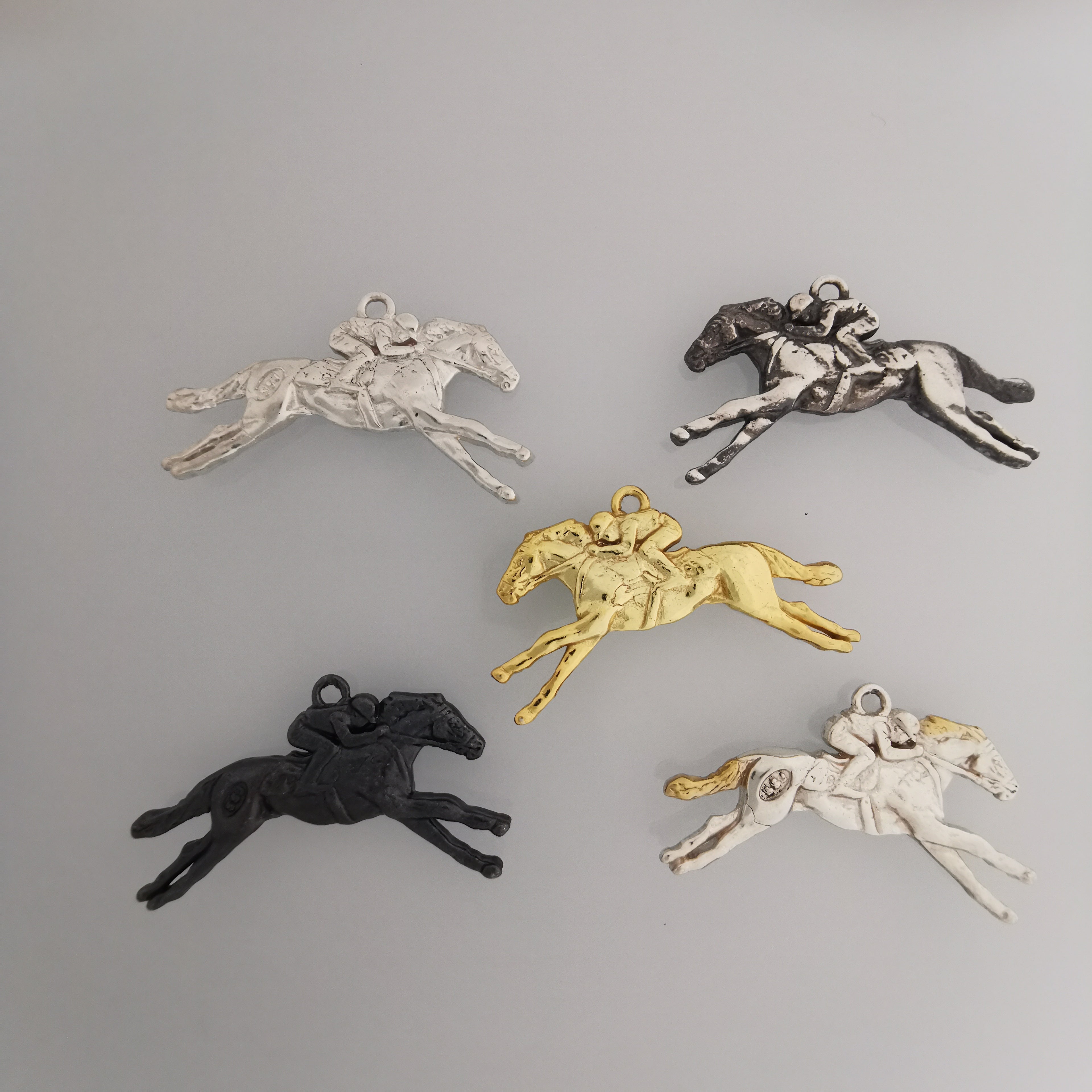 Конни надбягвания – Мъжки медальон „Жокей на състезателен кон“ – Класическо сребро 925 – Ръчно изработено спортно бижу/талисман за конен спорт – Идеален подарък за мъж – SSJ