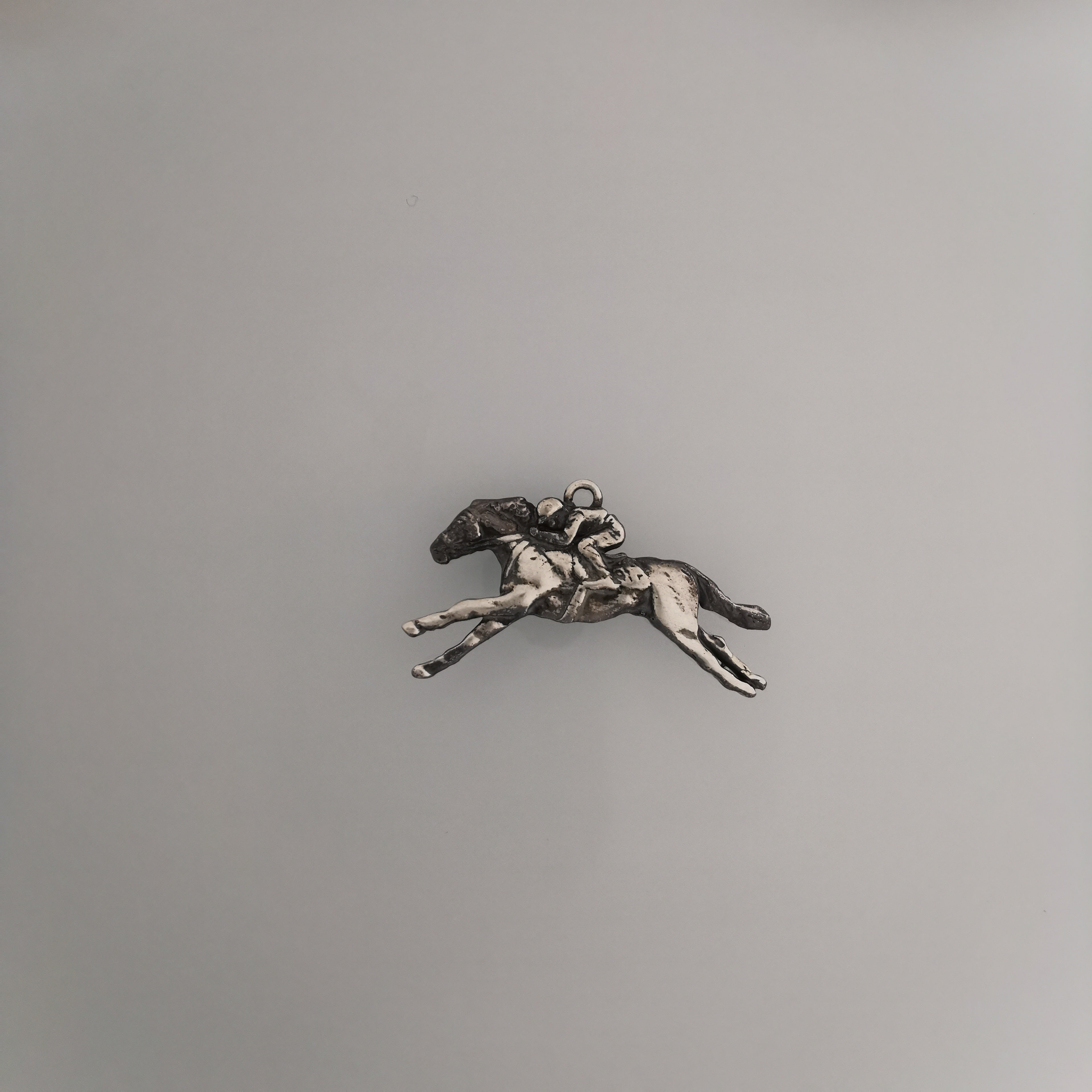 Конни надбягвания – Мъжки медальон „Жокей на състезателен кон“ – Позлатено покритие – Сребро 925 – Ръчно изработено спортно бижу/талисман за конен спорт – Идеален подарък за мъж – SSJ