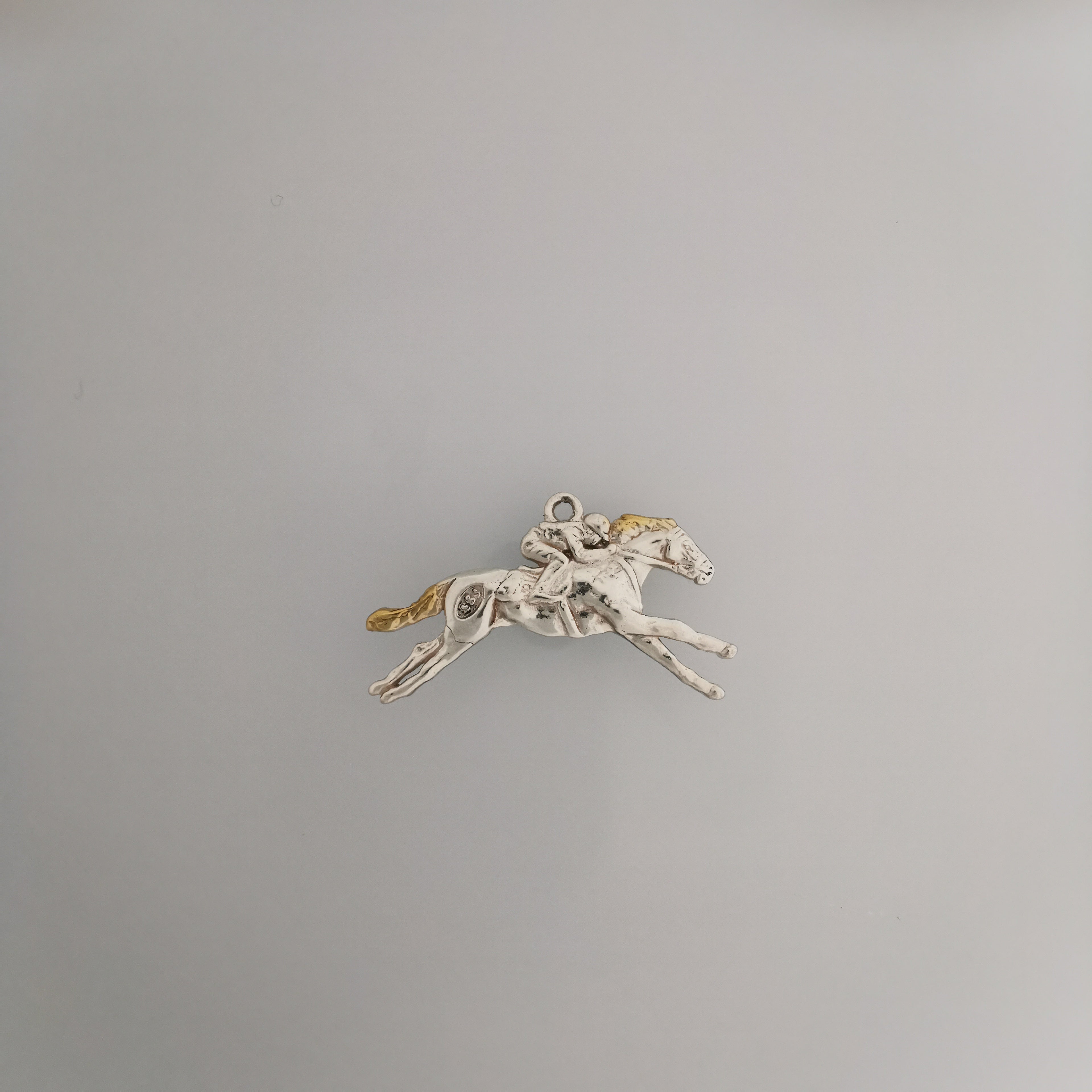 Конни надбягвания – Мъжки медальон „Жокей на състезателен кон“ – Винтидж покритие – Сребро 925 – Ръчно изработено спортно бижу/талисман за конен спорт – Идеален подарък за мъж – SSJ