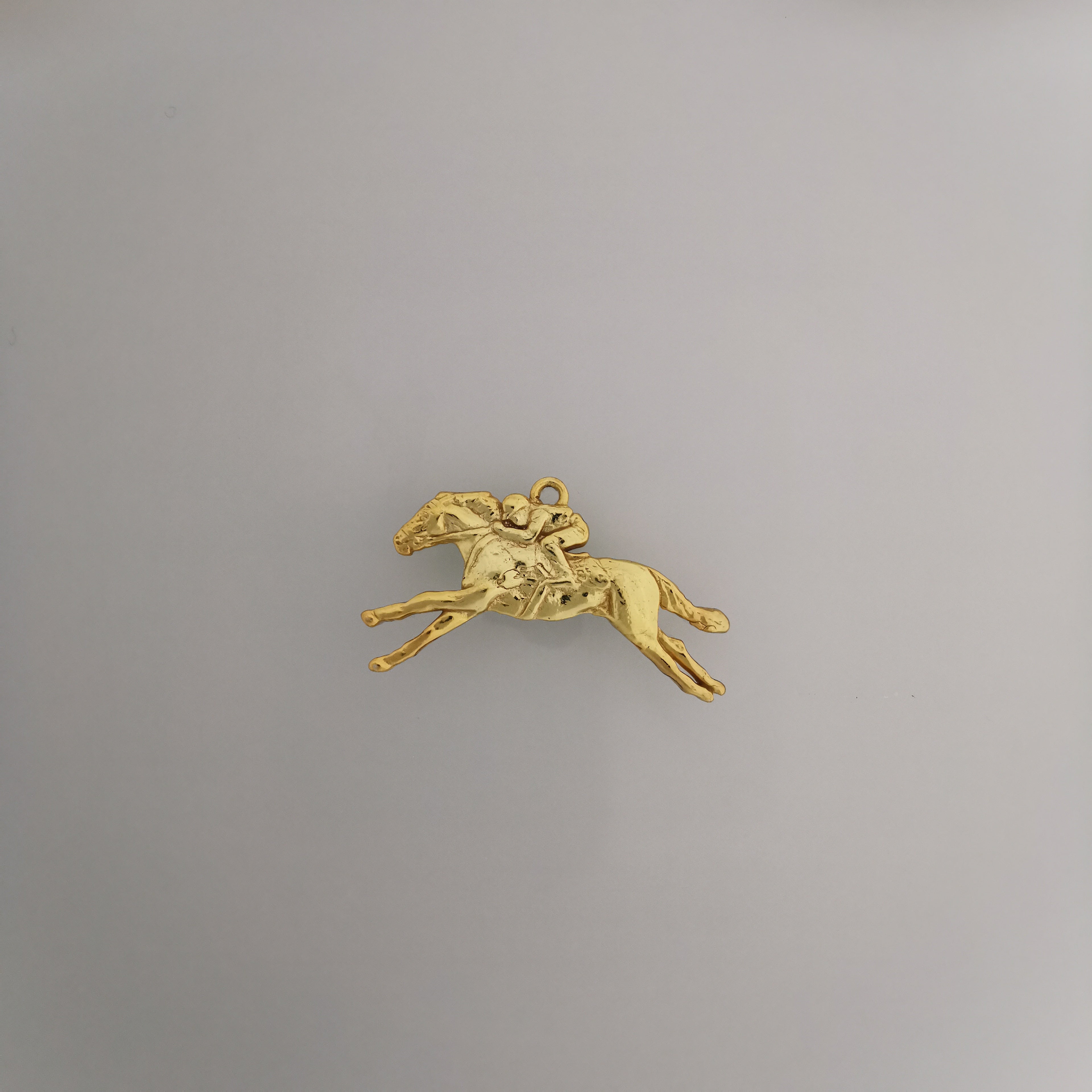 Конни надбягвания – Мъжки медальон „Жокей на състезателен кон“ – Оксидирано сребро 925 – Ръчно изработено спортно бижу/талисман за конен спорт – Идеален подарък за мъж – SSJ