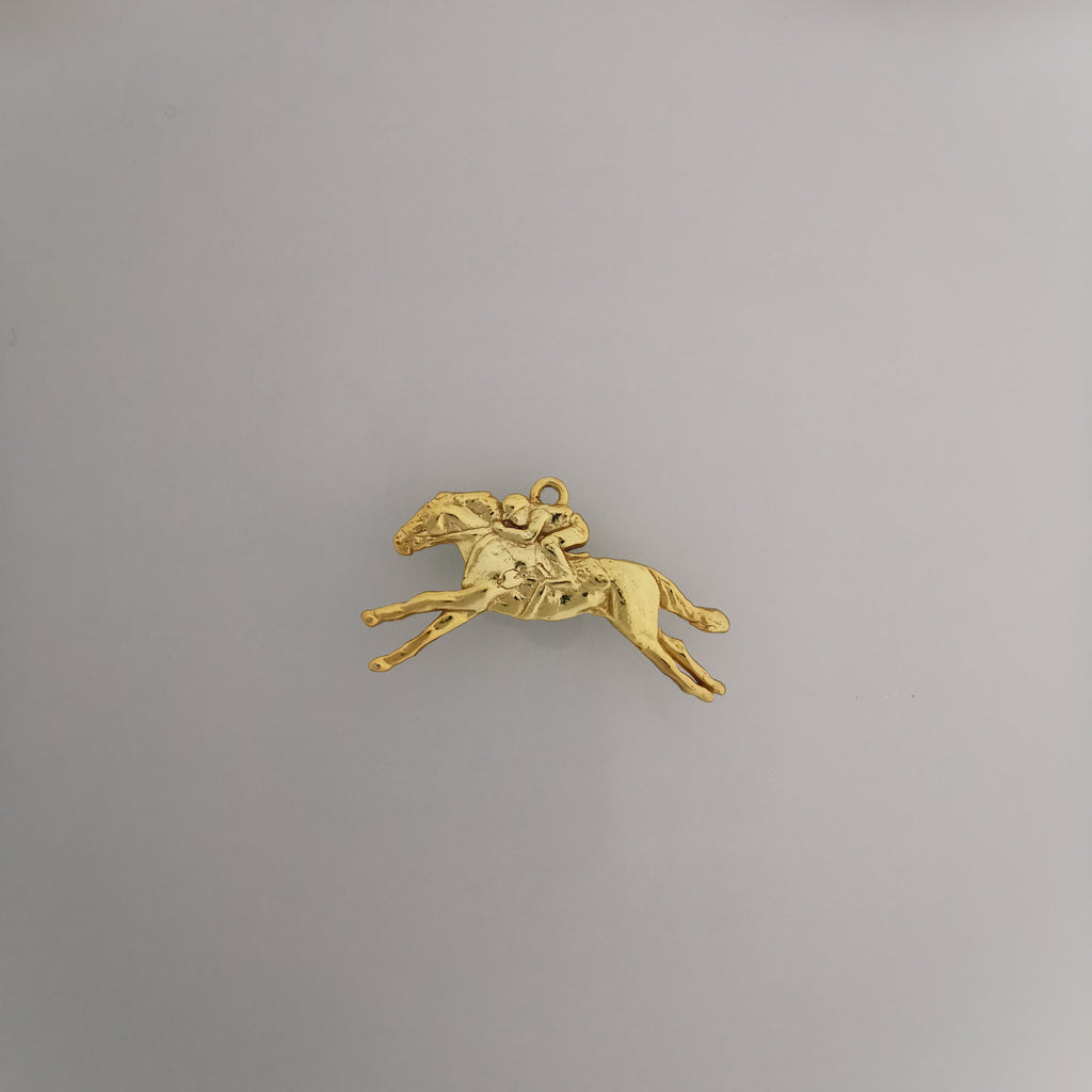Конни надбягвания – Мъжки медальон „Жокей на състезателен кон“ – Позлатено покритие – Сребро 925 – Ръчно изработено спортно бижу/талисман за конен спорт – Идеален подарък за мъж – SSJ