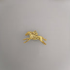 Конни надбягвания – Мъжки медальон „Жокей на състезателен кон“ – Позлатено покритие – Сребро 925 – Ръчно изработено спортно бижу/талисман за конен спорт – Идеален подарък за мъж – SSJ