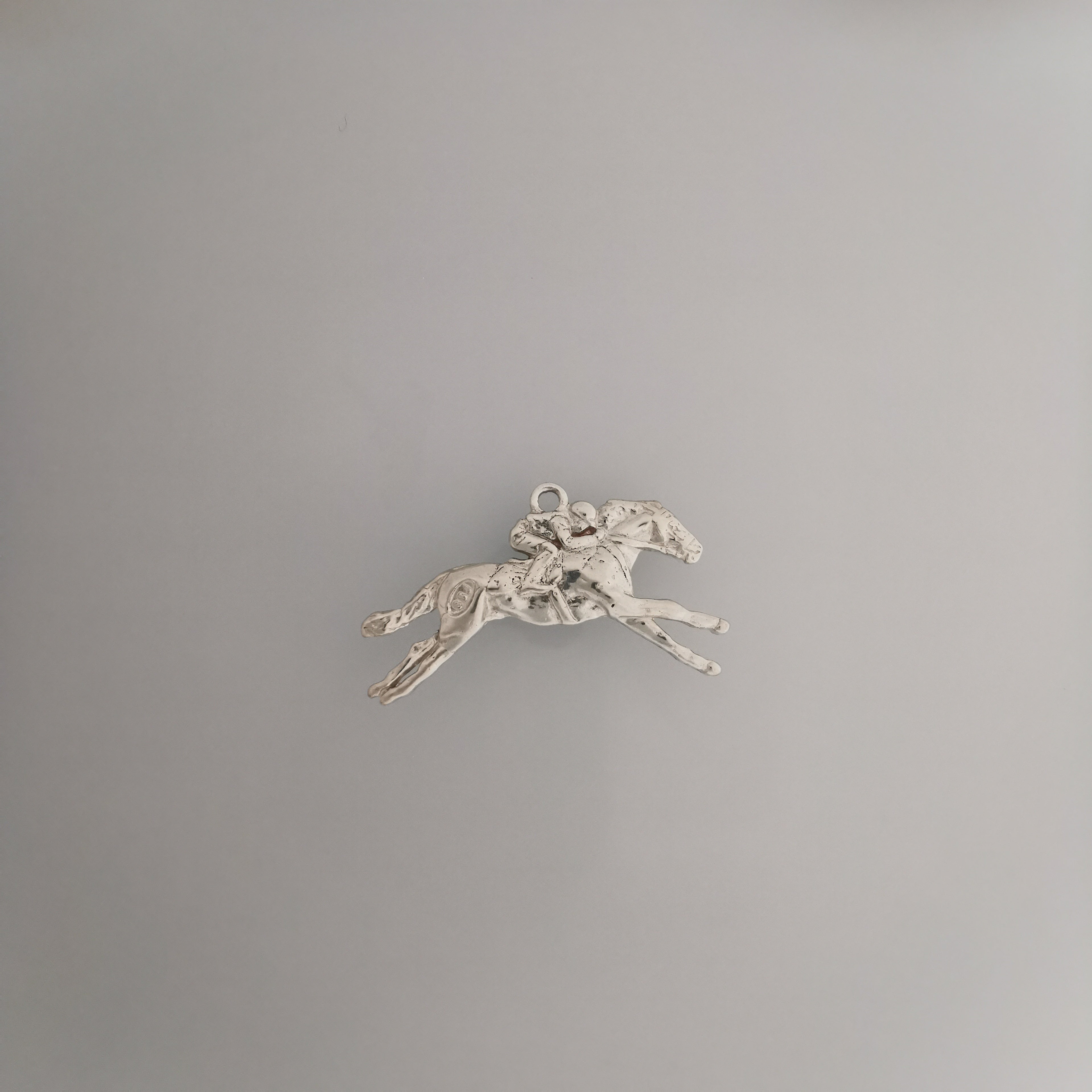 Конни надбягвания – Мъжки медальон „Жокей на състезателен кон“ – Позлатено покритие – Сребро 925 – Ръчно изработено спортно бижу/талисман за конен спорт – Идеален подарък за мъж – SSJ