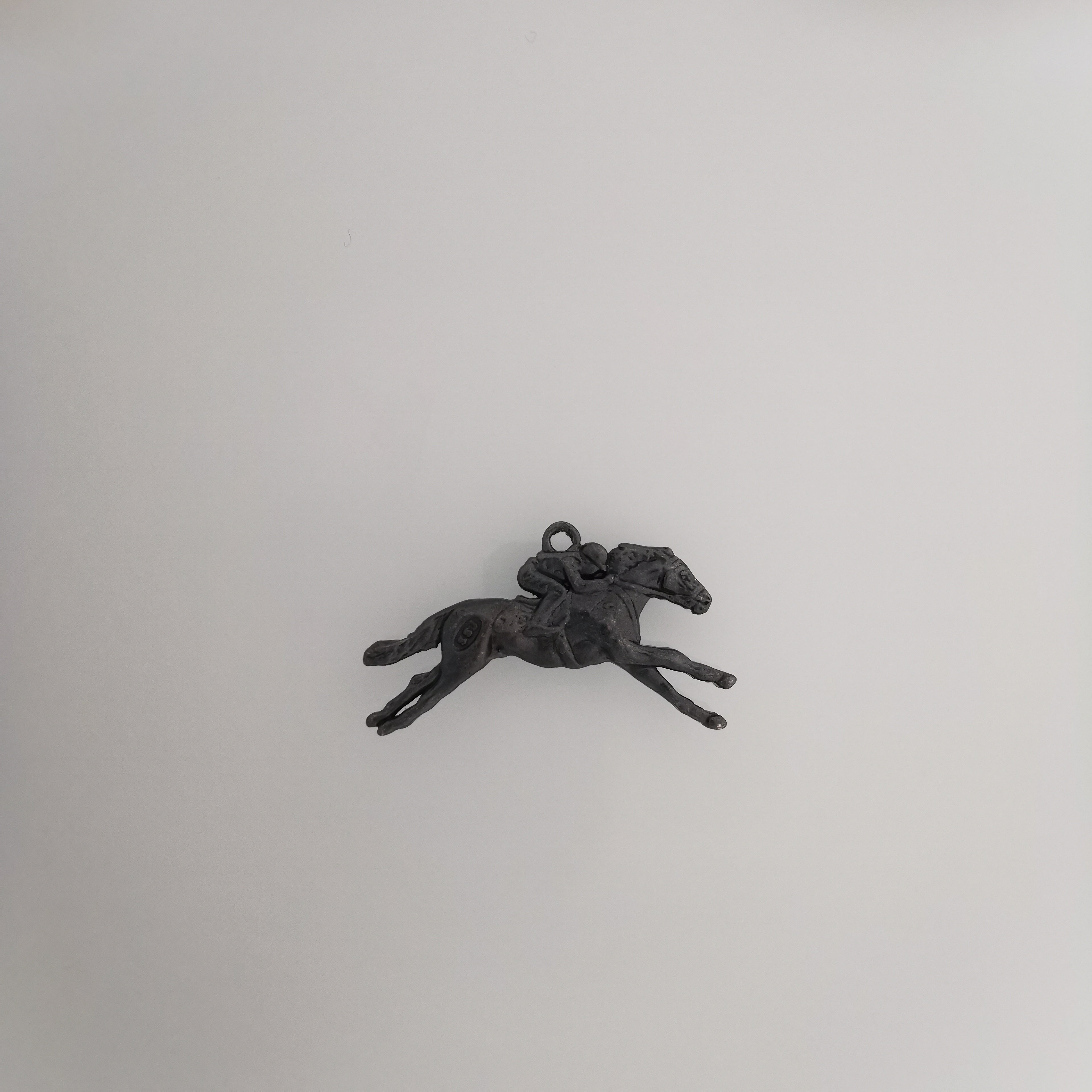 Конни надбягвания – Мъжки медальон „Жокей на състезателен кон“ – Класическо сребро 925 – Ръчно изработено спортно бижу/талисман за конен спорт – Идеален подарък за мъж – SSJ