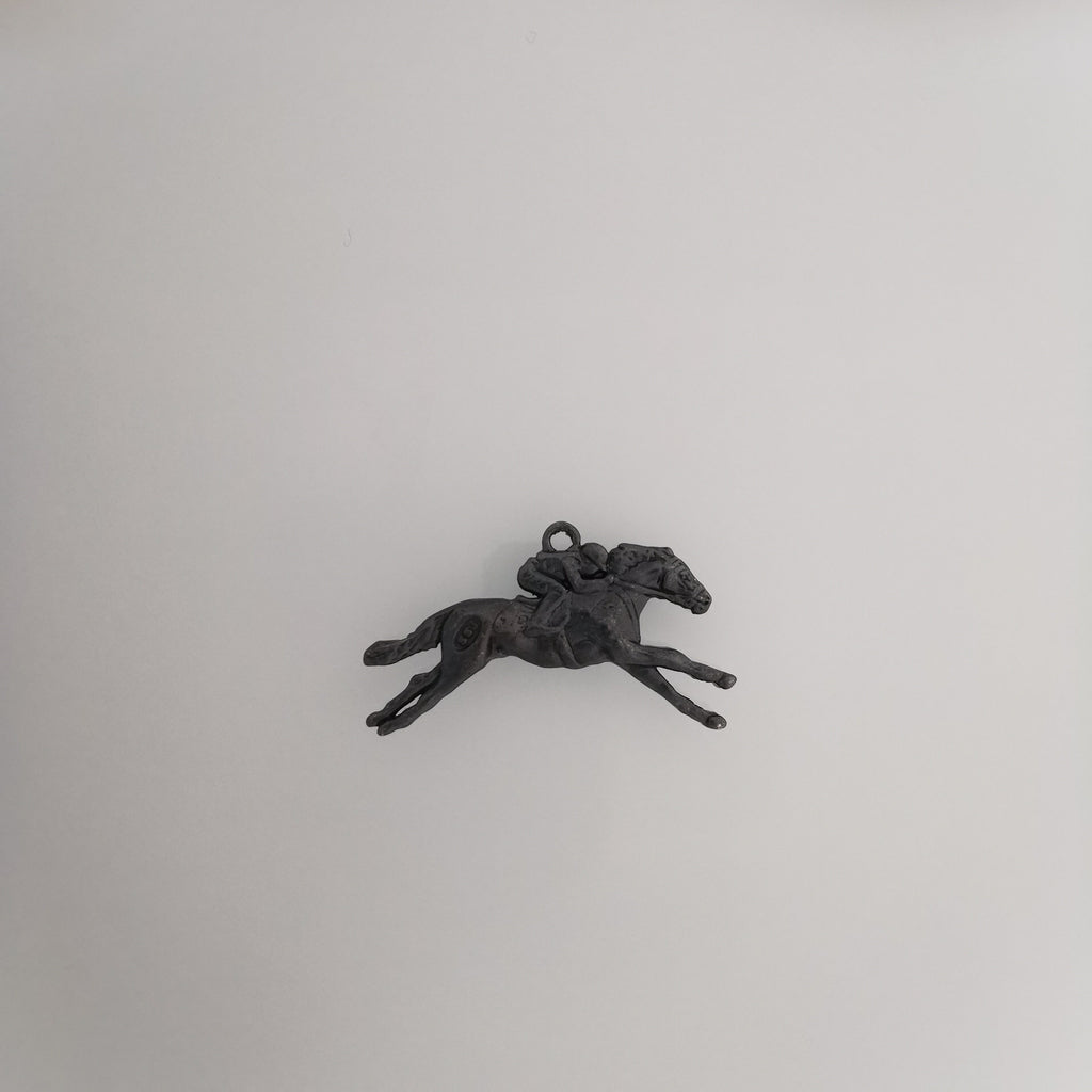 Конни надбягвания – Мъжки медальон „Жокей на състезателен кон“ – Оксидирано сребро 925 – Ръчно изработено спортно бижу/талисман за конен спорт – Идеален подарък за мъж – SSJ