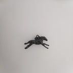 Конни надбягвания – Мъжки медальон „Жокей на състезателен кон“ – Оксидирано сребро 925 – Ръчно изработено спортно бижу/талисман за конен спорт – Идеален подарък за мъж – SSJ